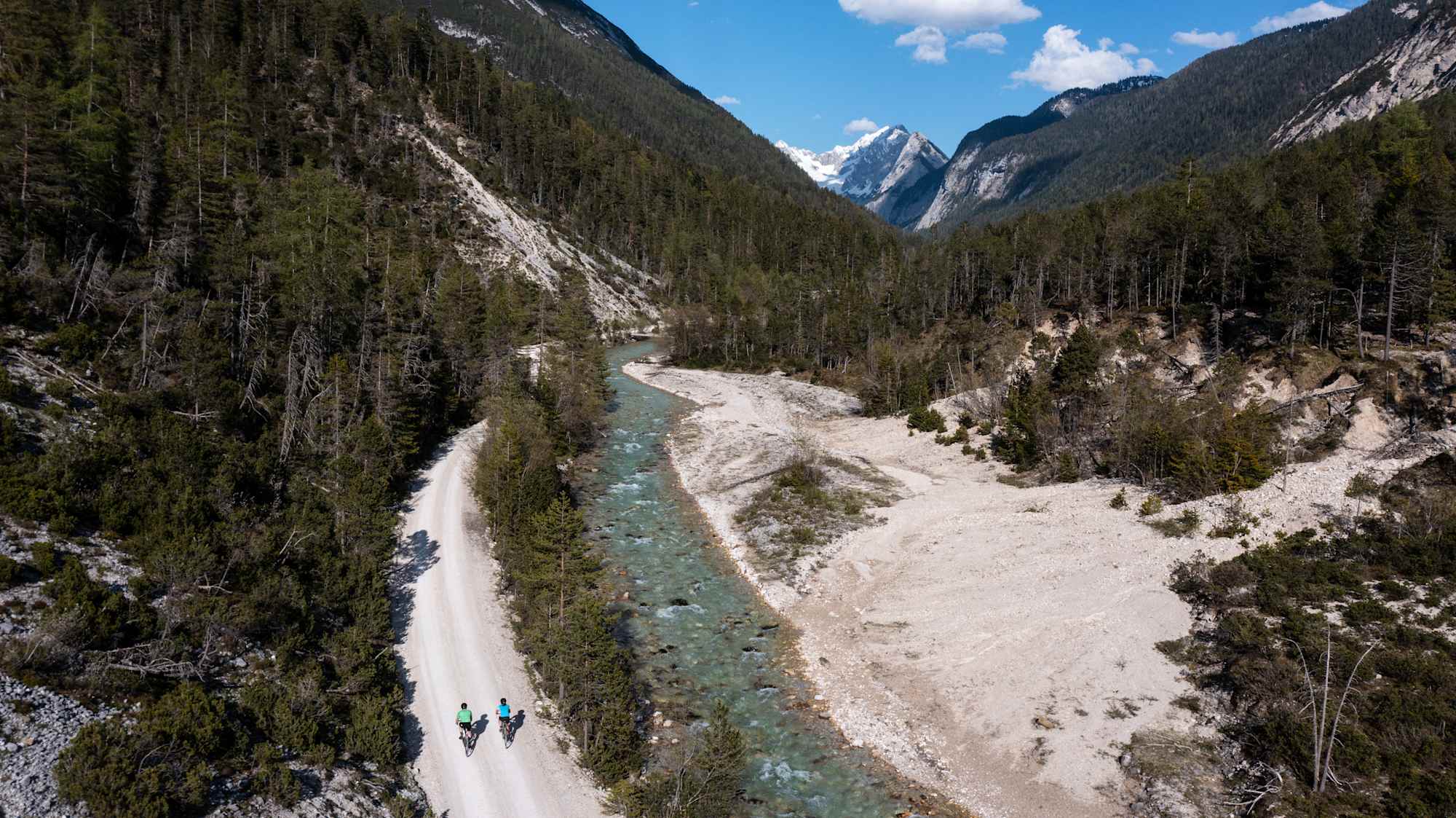 Gravelbiker im Hinterautal mit Isar und Blick ins Karwendel - Luftaufnahme