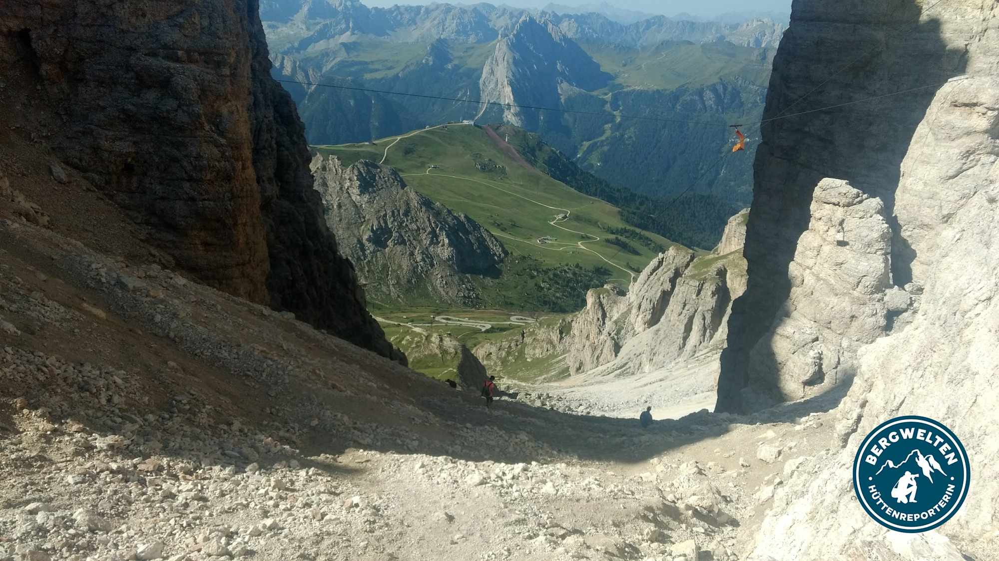 Steiler Abstieg vom Rifugio Forcella Pordoi.