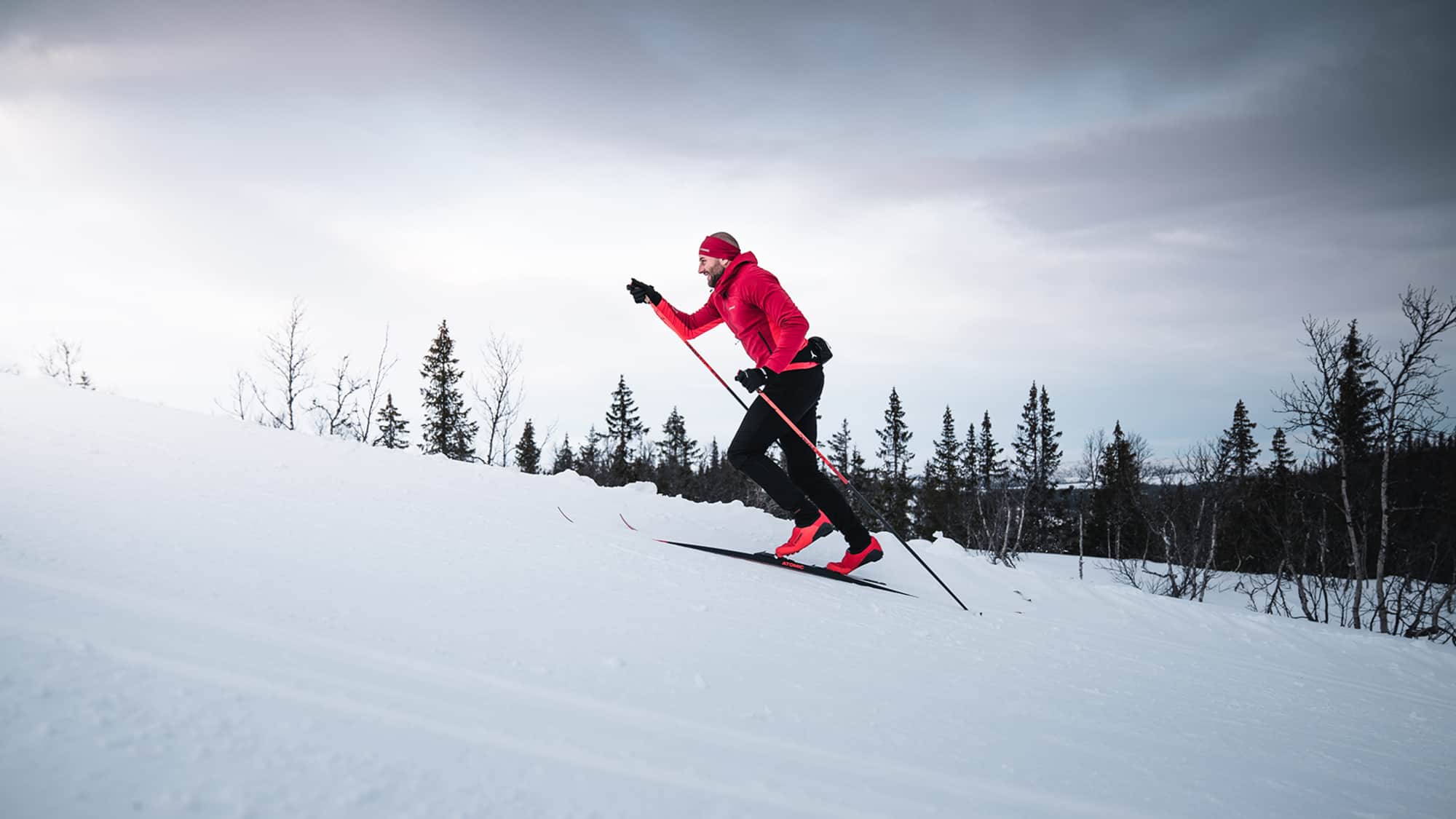Wer Anstiege im klassischen Stil bewältigen will, braucht eine solide Technik. Eine impulsive Auf- und Abbewegung bis hin zum Sprung sorgt für ausreichend Druck auf den Ski und optimale Haftung.