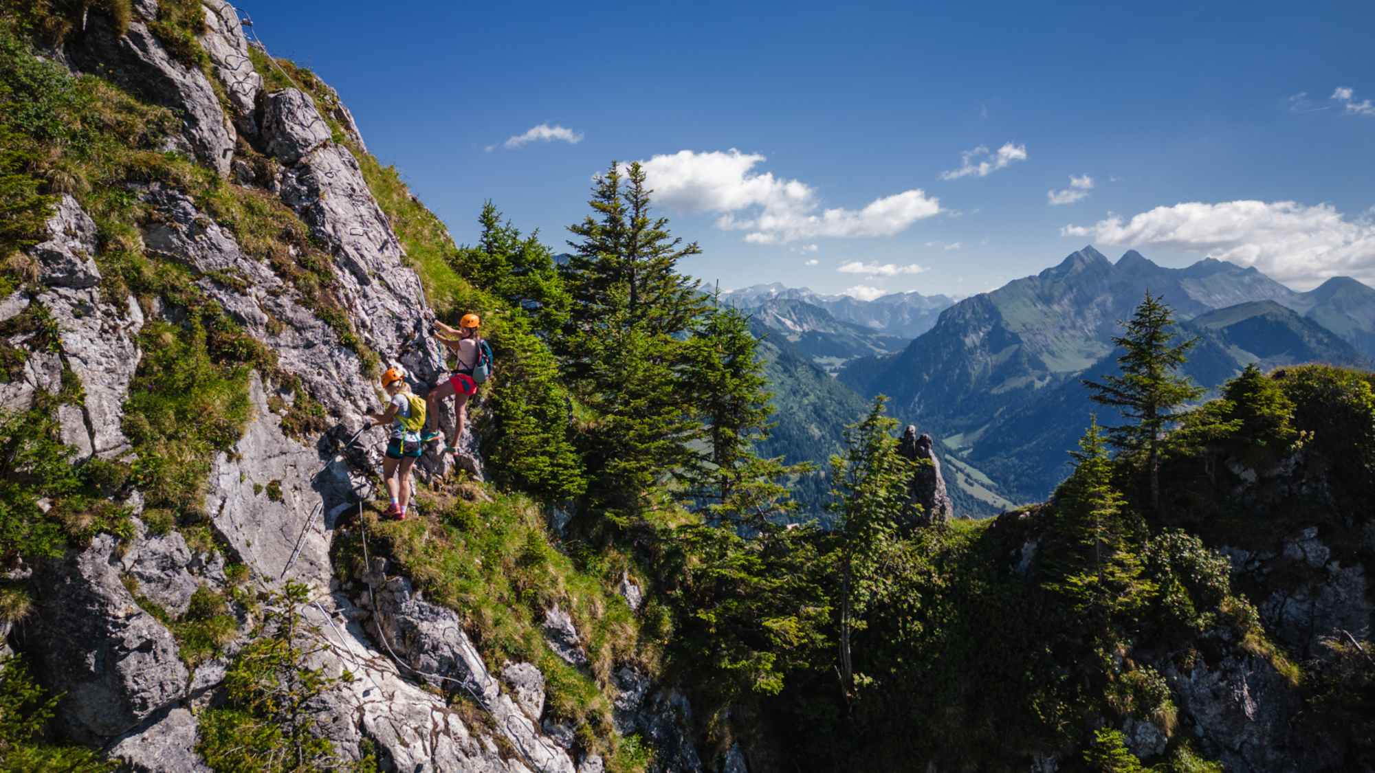 Zwei Klettersteiggeherinnnen auf dem Weg zum Gipfel über die Via Ferrata Charmey.