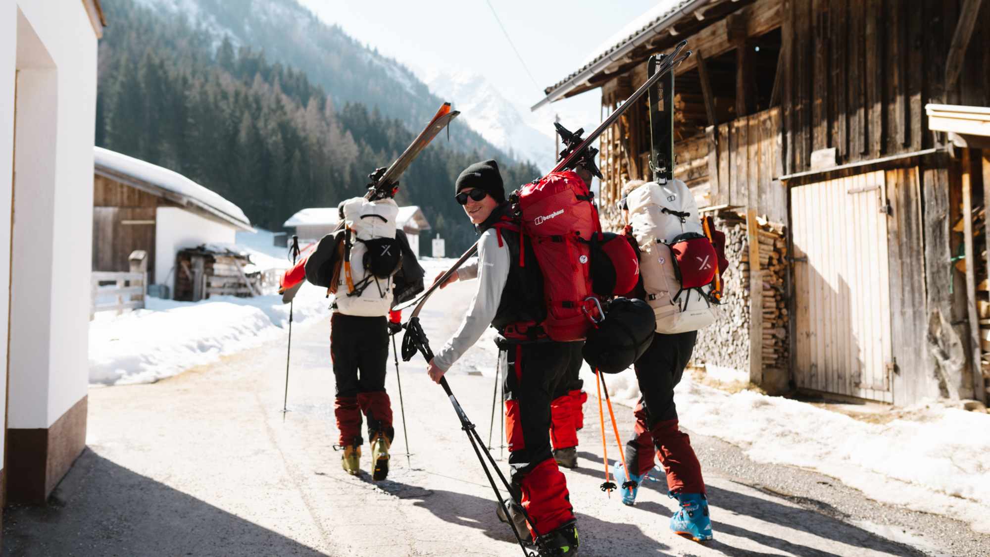 Bei warmen Temperaturen und intensiver Bewegung reicht auf Skitour meist eine Weste aus. Hier präsentiert sich die MTN Arete LB Synthetic Vest als perfekter Partner.