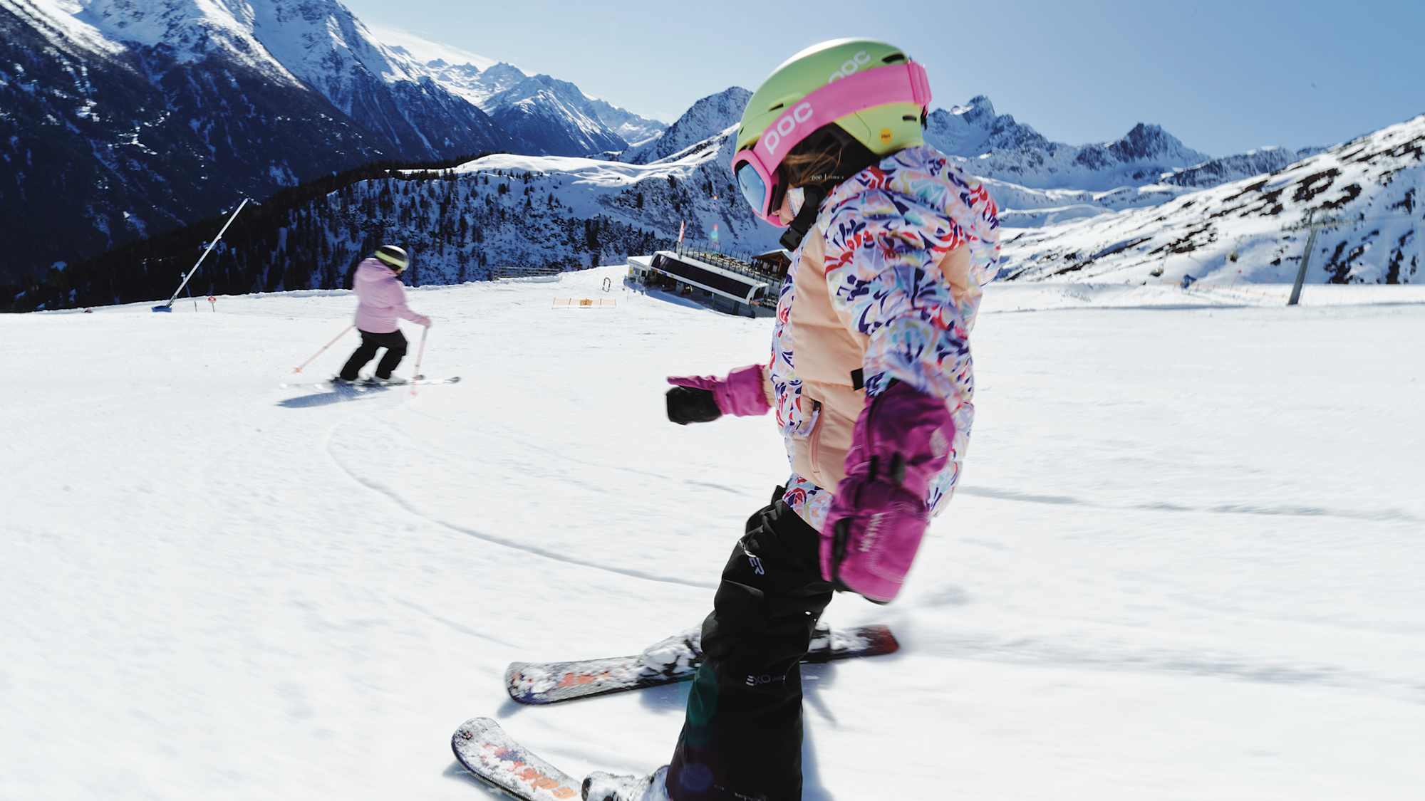 Ein Mädchen fährt mit seinen kleinen Skiern im Pflug die Piste in Kappl hinab.