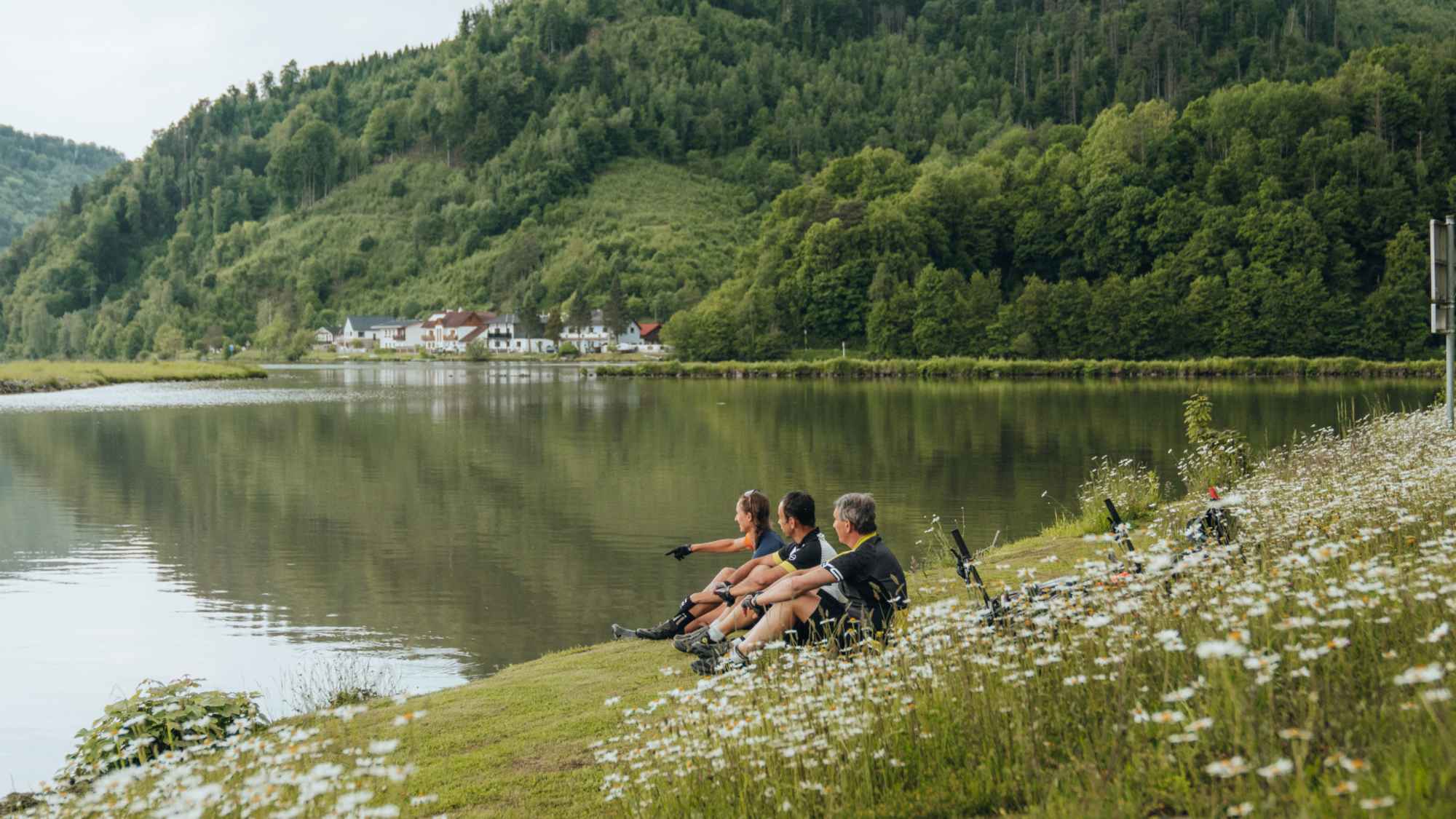 Idyllische Seen laden unterwegs zum Rasten ein.