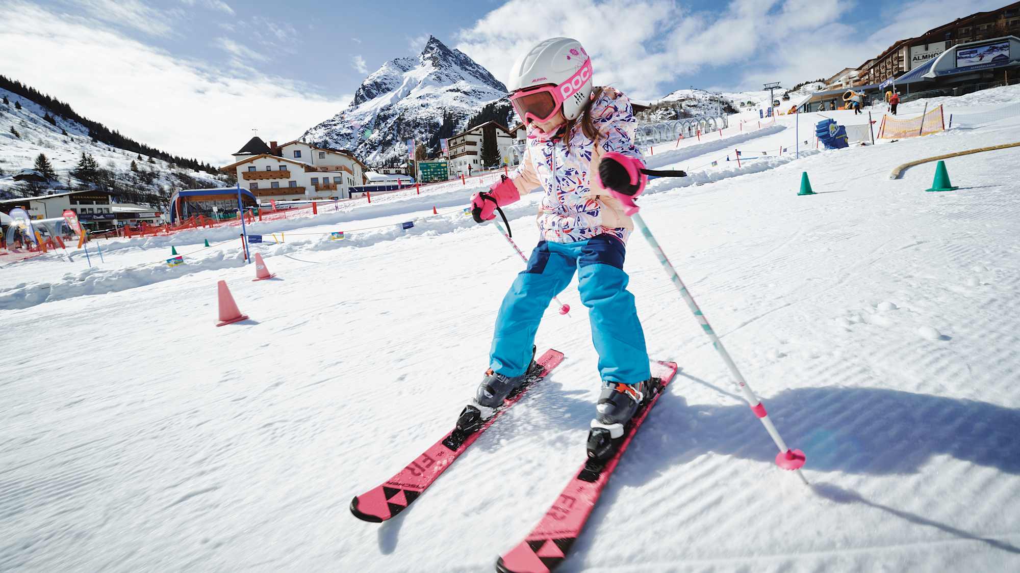 Ein Mädchen fährt auf Skiern den Übungshang im Silvretta Galtür hinunter.