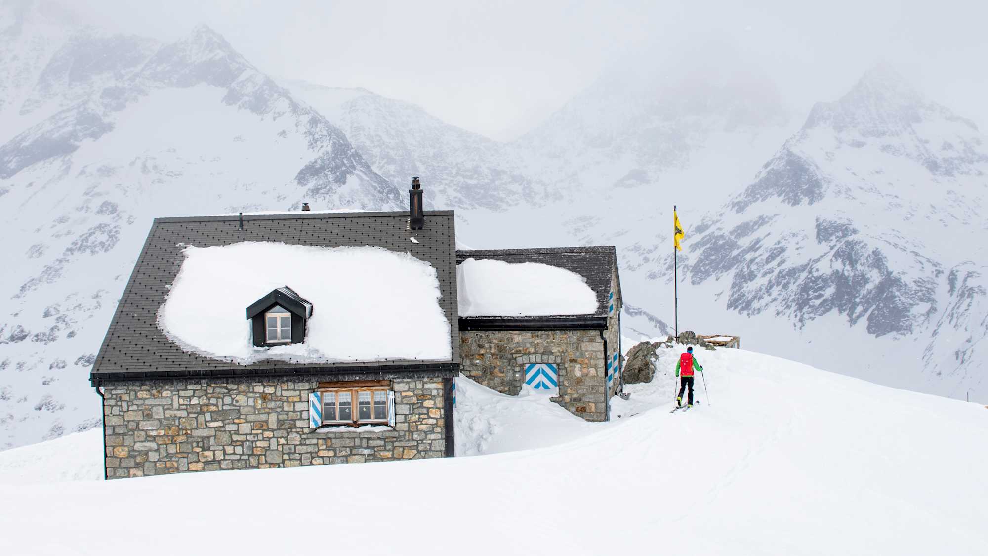Die Sustilhütte im Schnee.