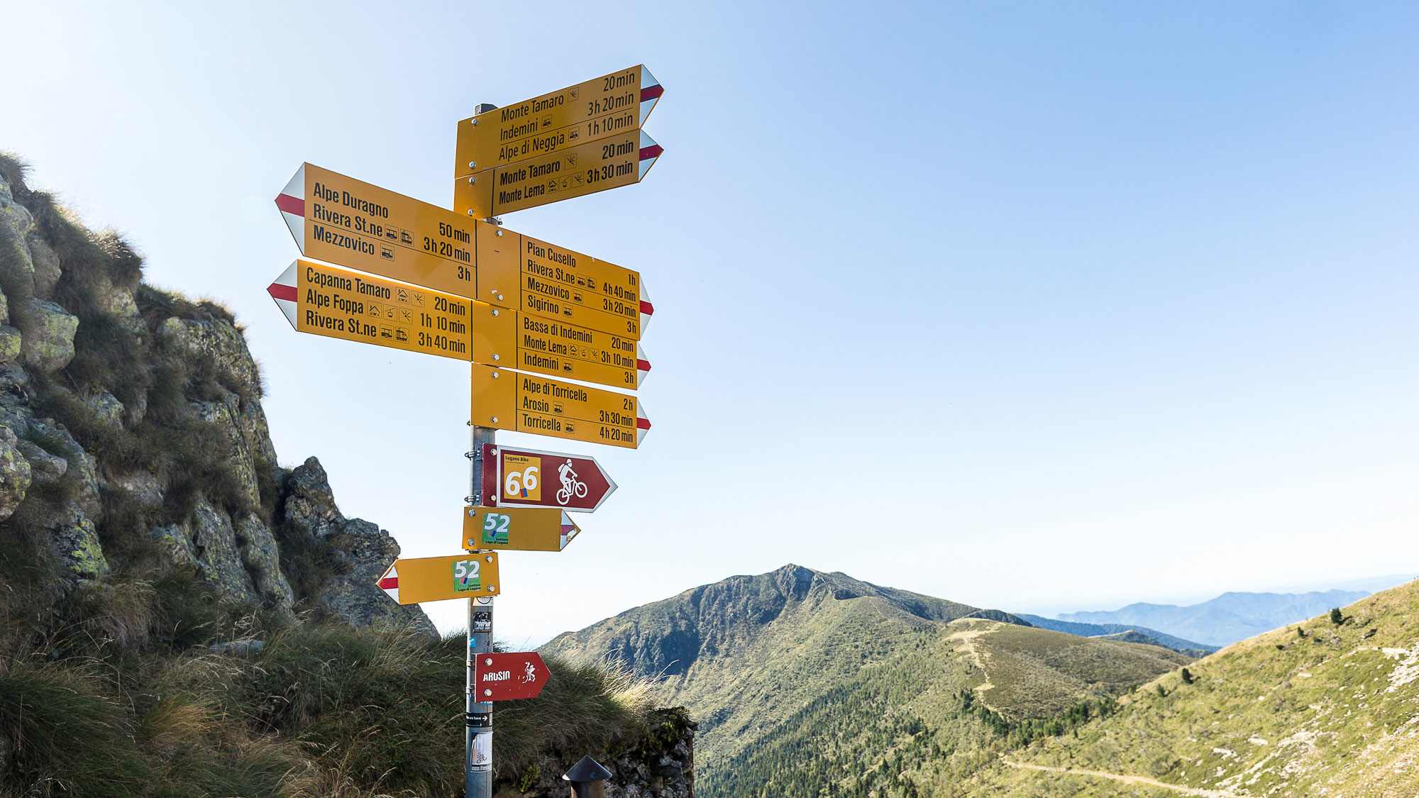 Schwierigkeit Wanderwege Monte Tamaro Schweiz Tessin Schilder