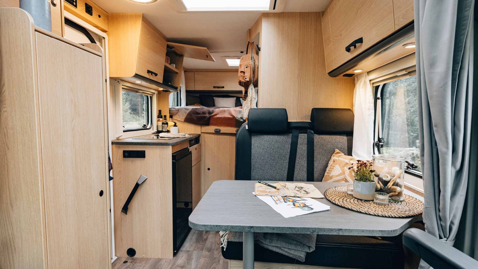 Küche und Essplatz, Bade und jede Menge Stauraum bietet die neue Van Serie von SUNLIGHT.
