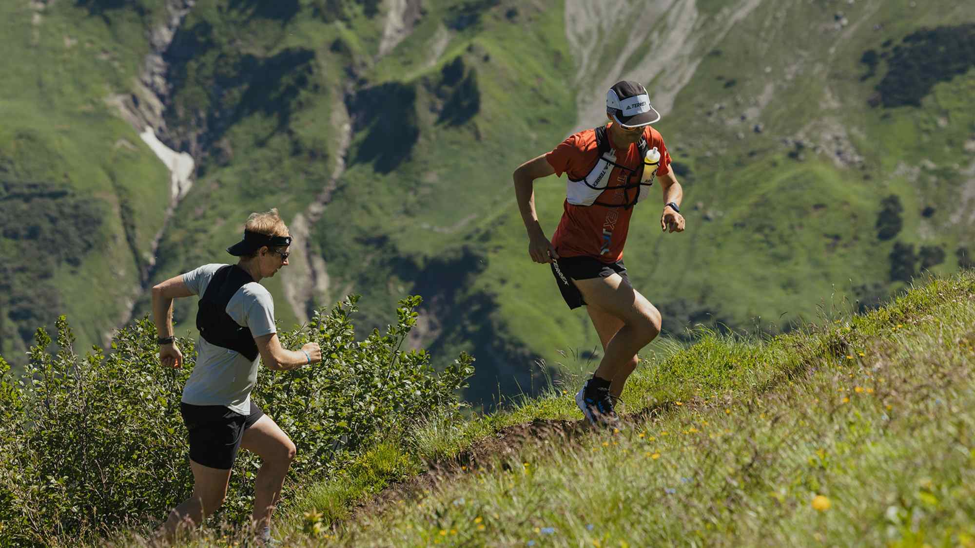 Zwei Läufer beim Trailrunning in Oberstdorf.