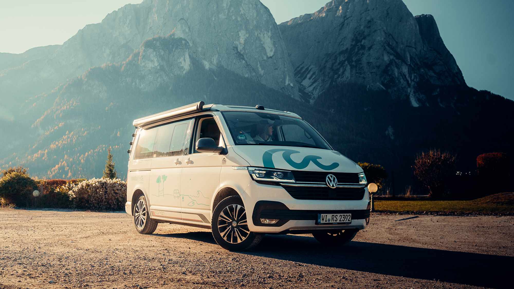 Ein Platz zum Verweilen – mit dem Camper mitten in der Bergwelt unterwegs sein.