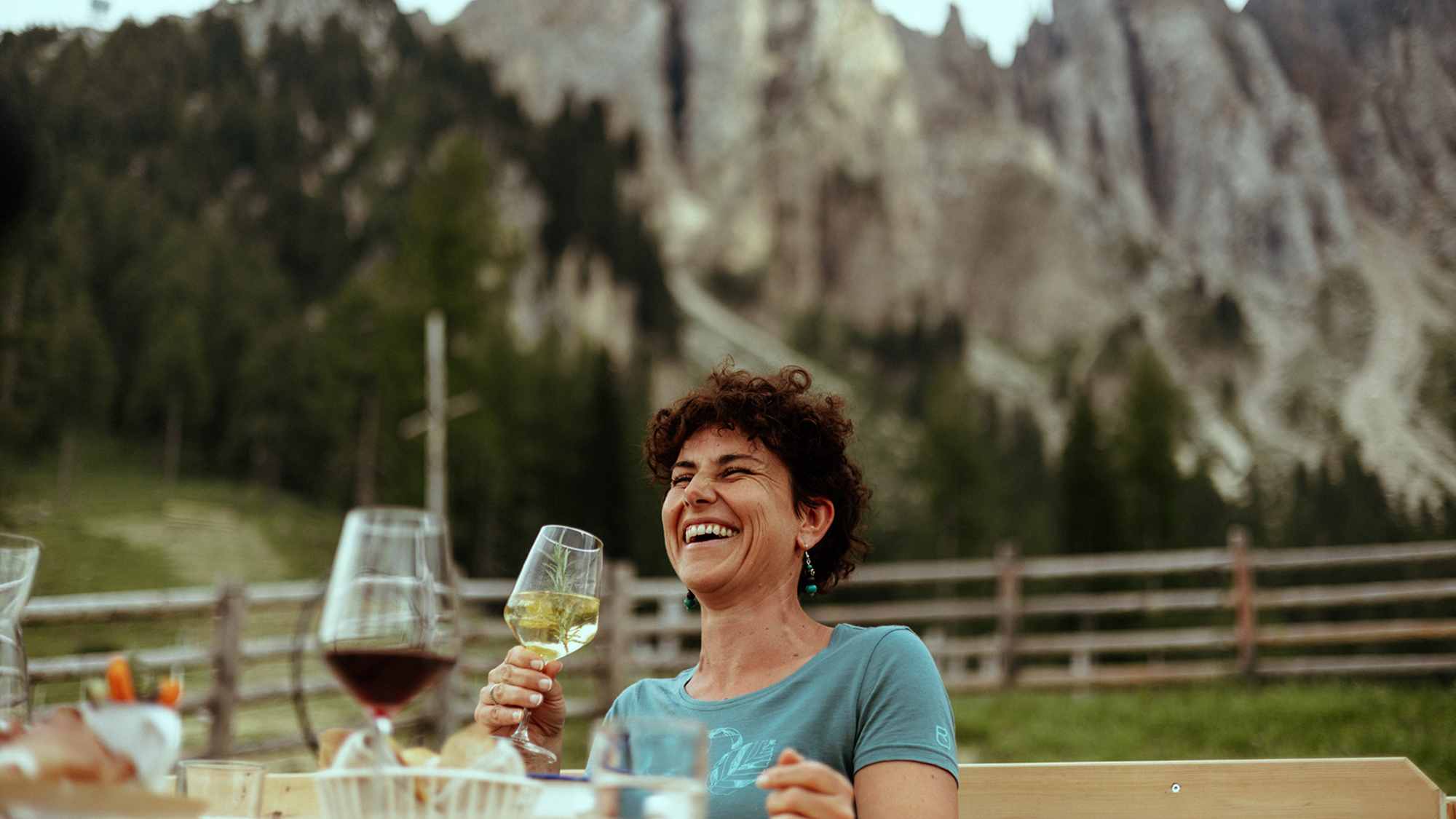 Lebensfreude auf der Alm – Natur, Genuss und ein echtes Südtiroler Lächeln.