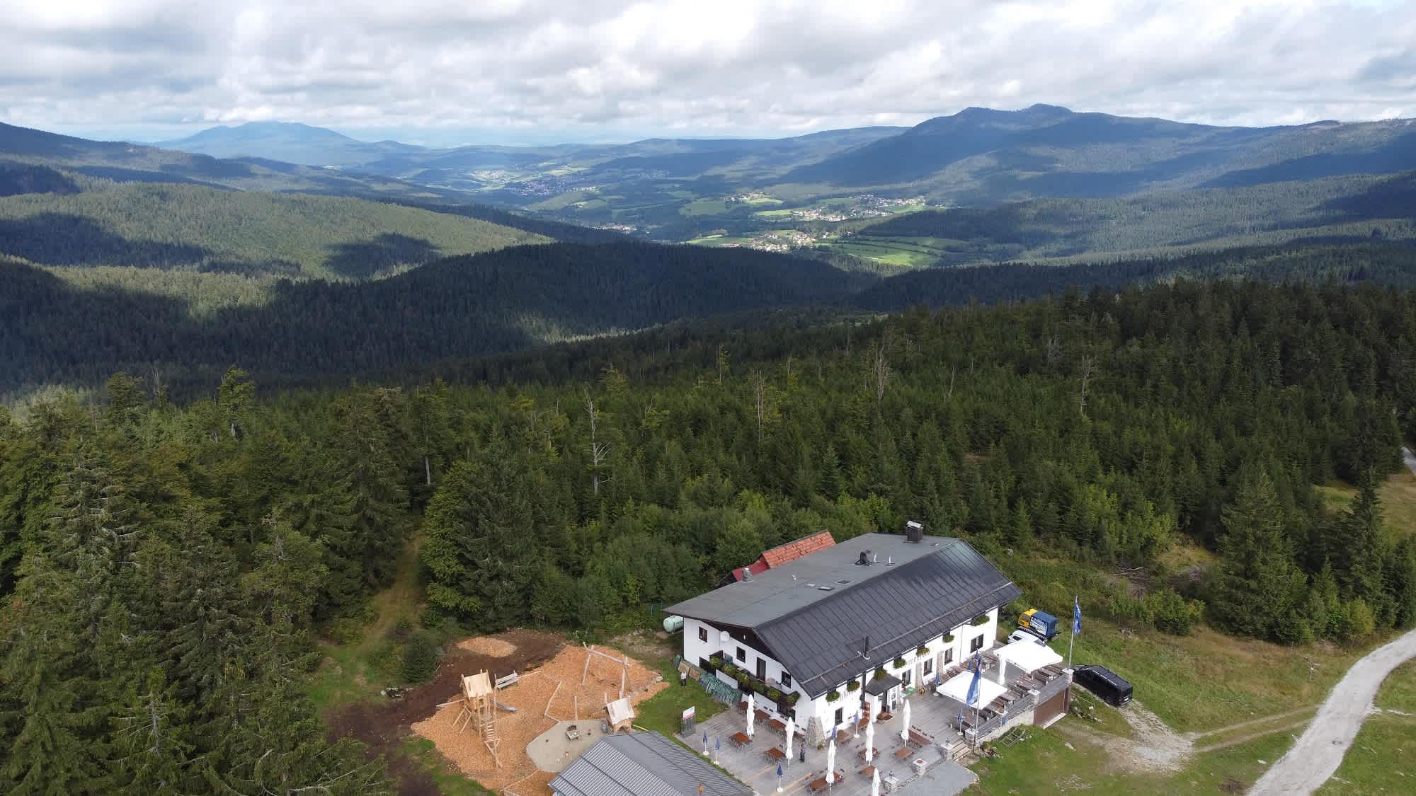 Das Berghaus Sonnenfels am Arber von oben.