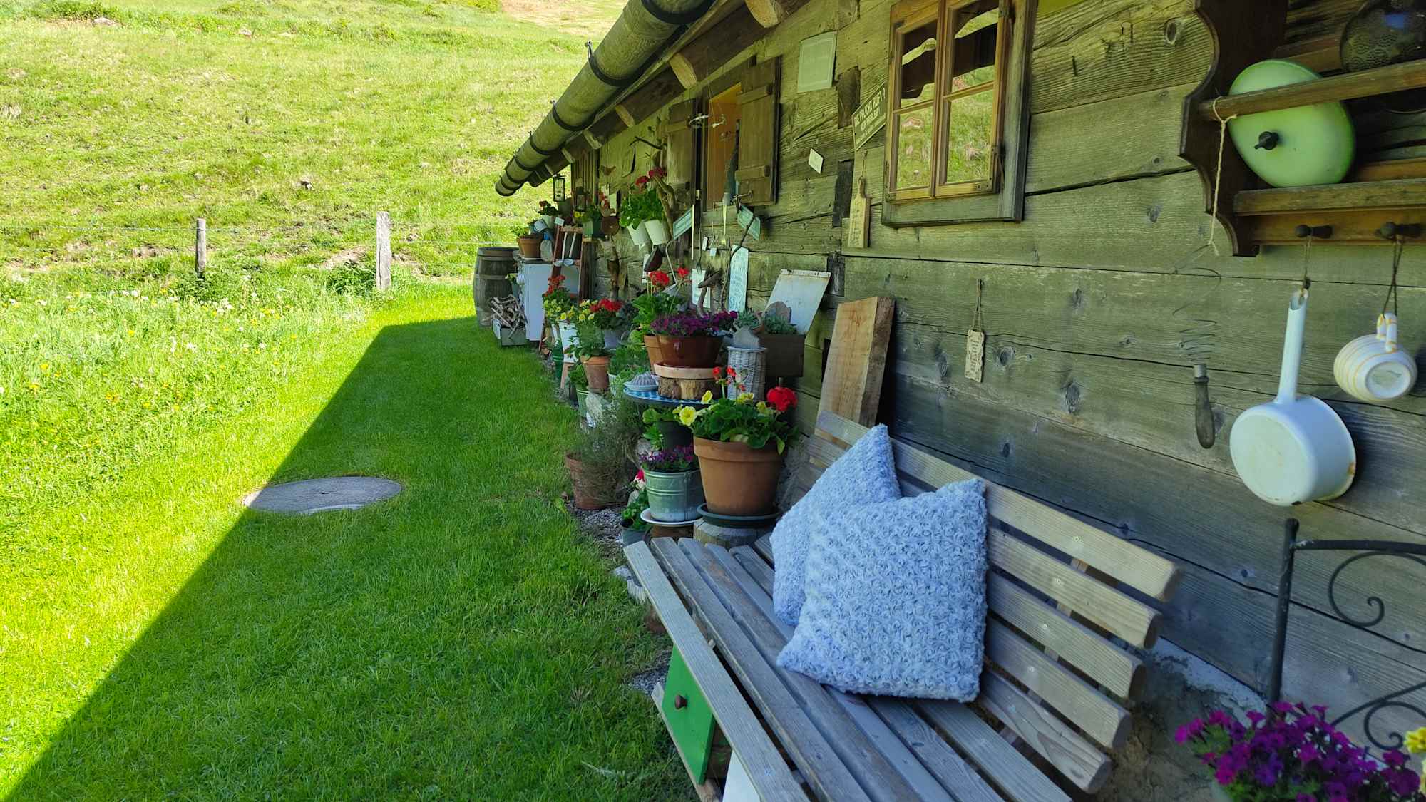 Gemütliche Hüttenbank bei der Lippenbauernhütte