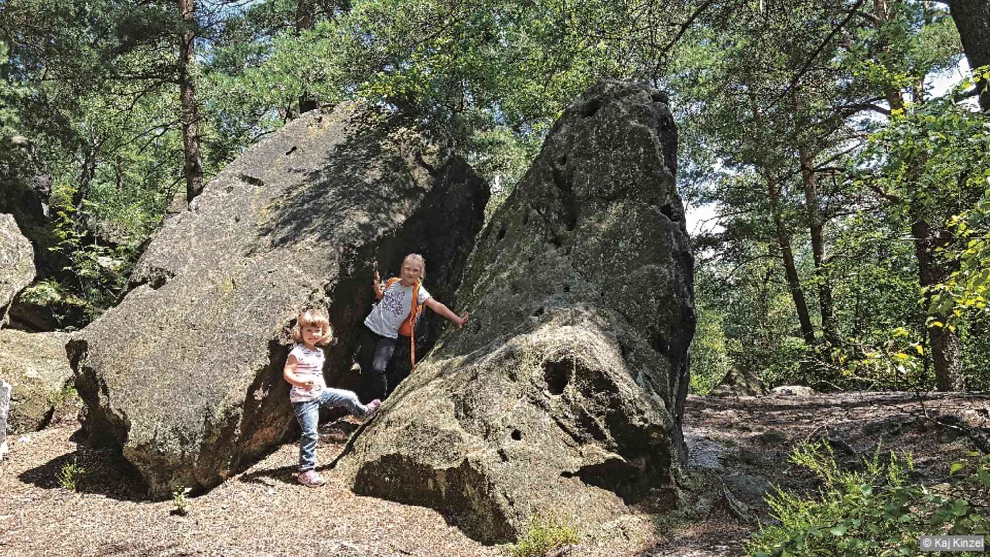 Am Kleinhennersdorfer Stein macht das Herumkraxeln zwischen den Felsen richtig Spaß. Hier hat der »Sandhampel« seine schwere Arbeit verrichtet.