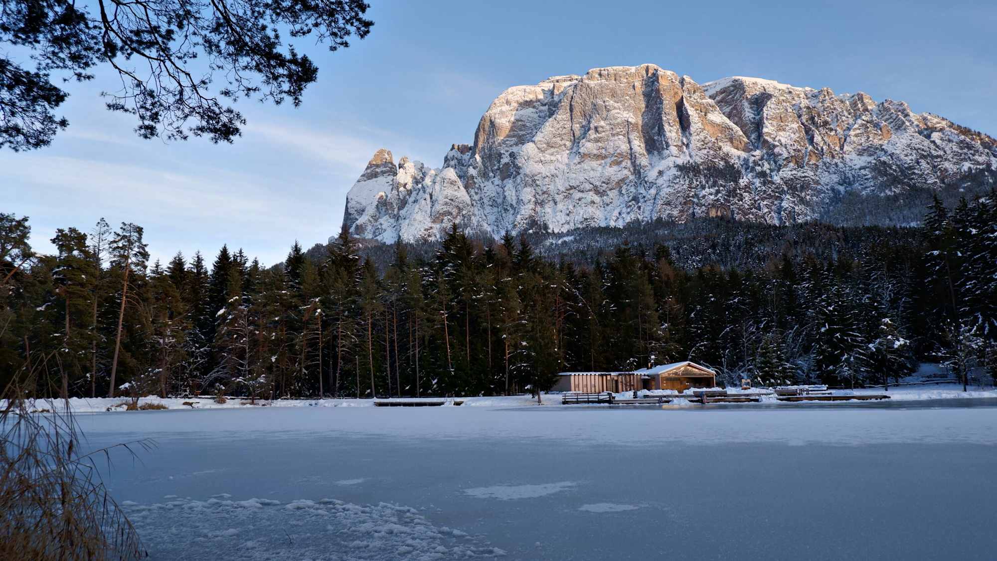 Vom Völser Weiher zur Tuff Alm führt ein beliebter Winterwanderweg