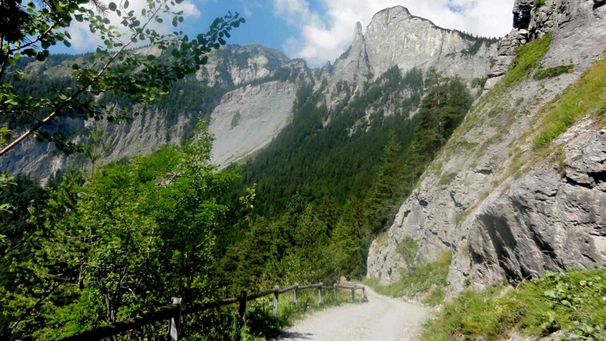 Abfahrt durch spektakuläre Landschaft