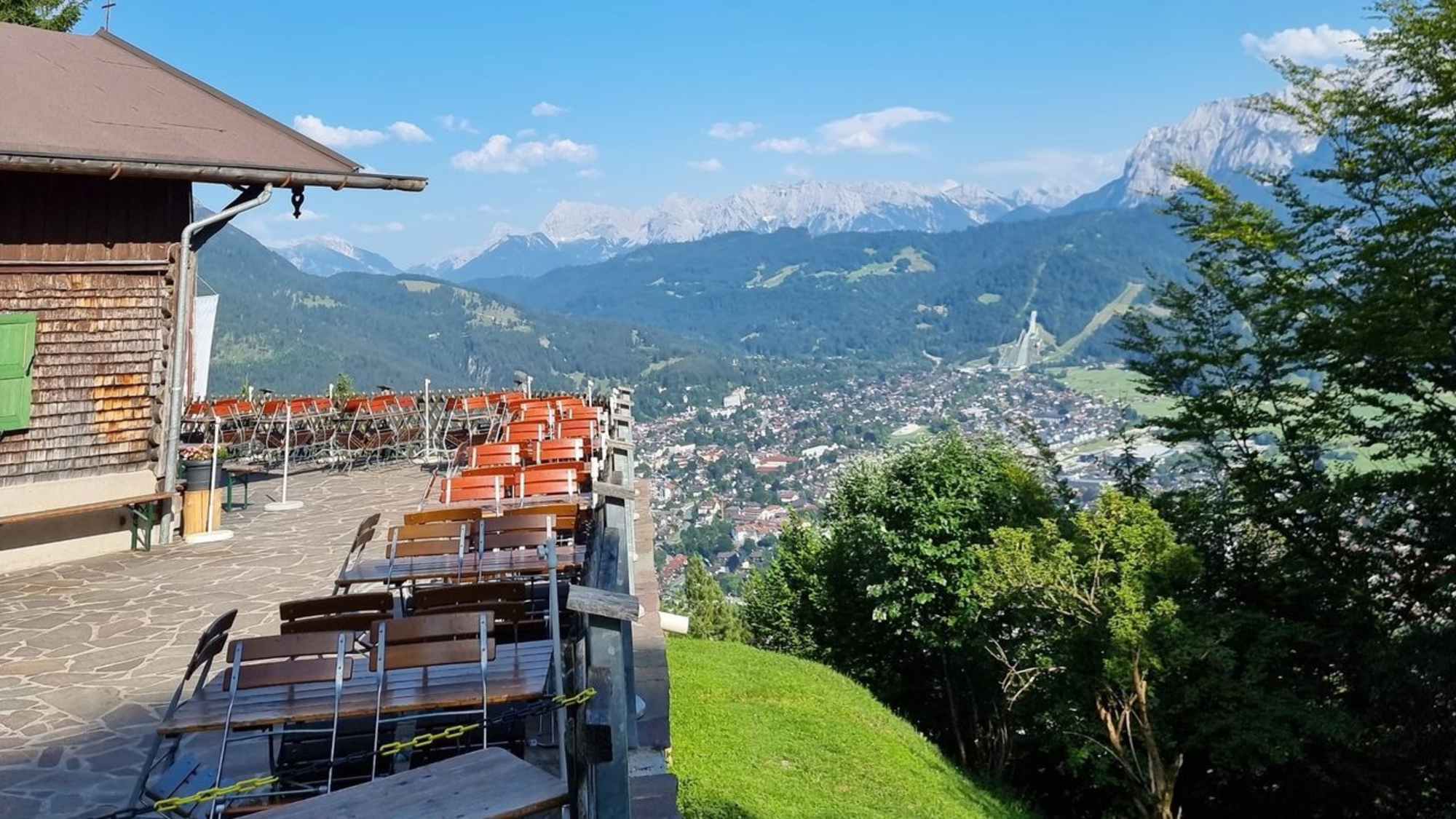 Grandiose Aussicht von der St.-Martin-Hütte auf Garmisch-Partenkirchen