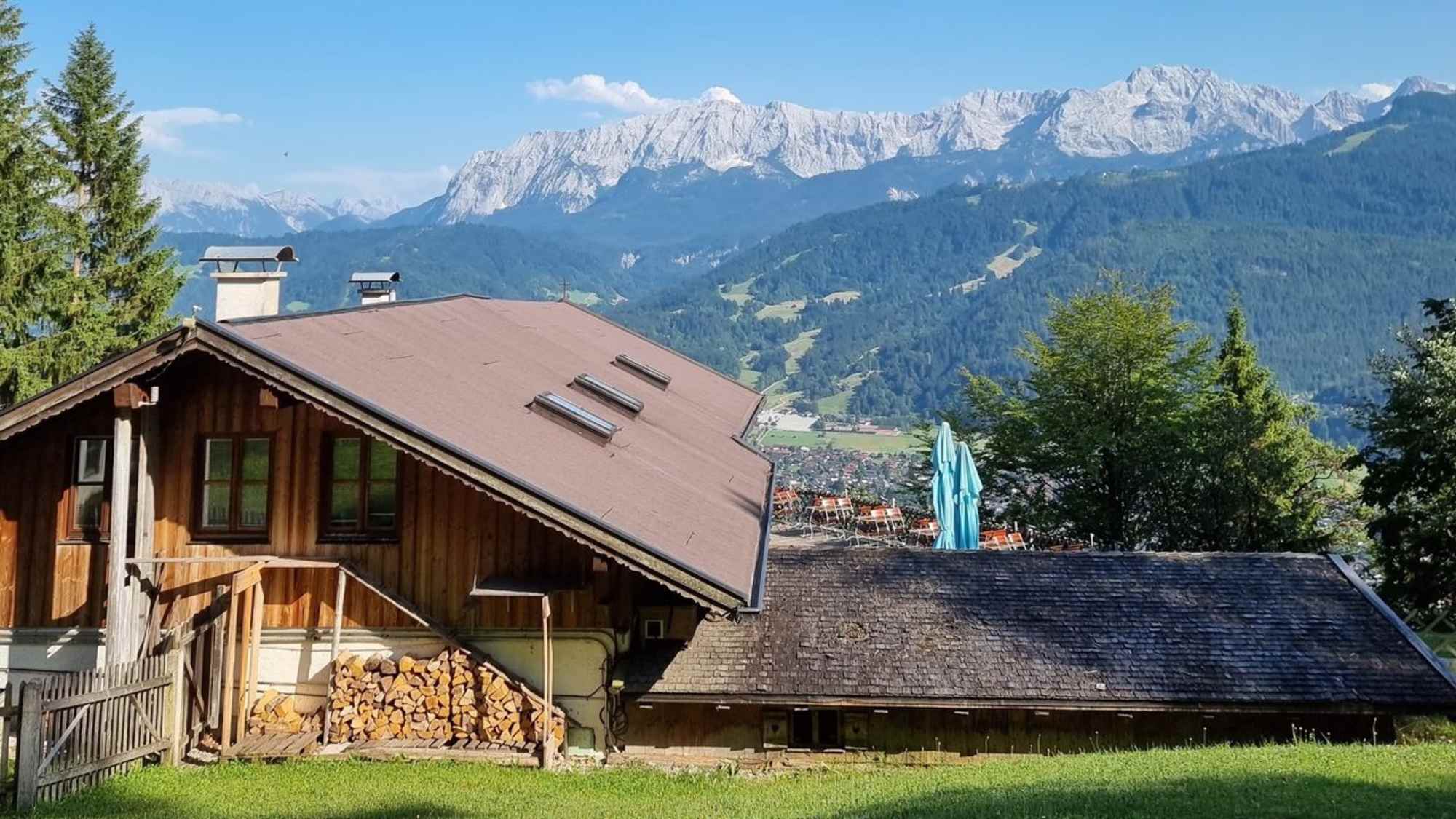 Die St.-Martin-Hütte in herrlicher Aussichtslage