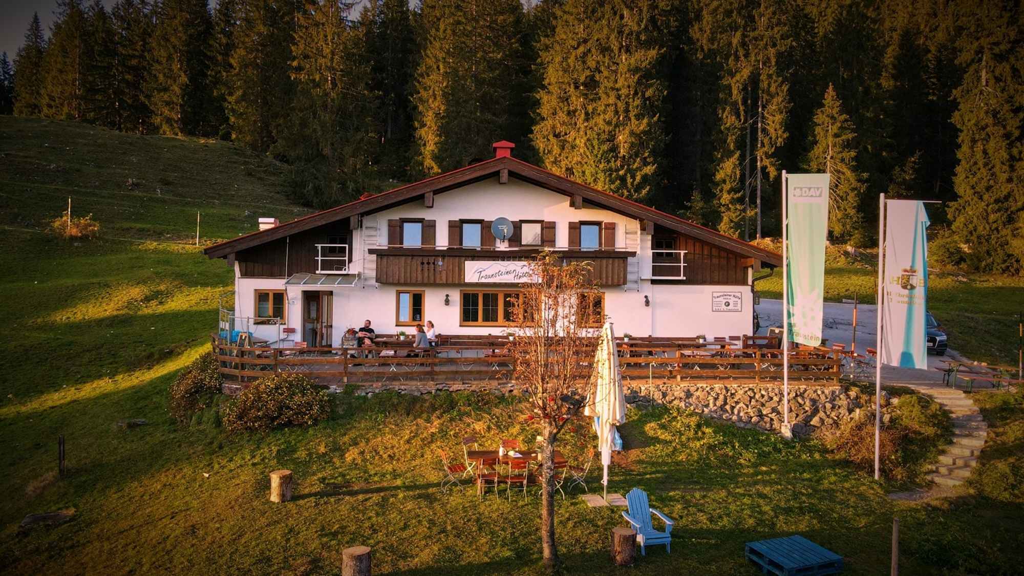 Die Taunsteiner Skihütte im Abendlicht