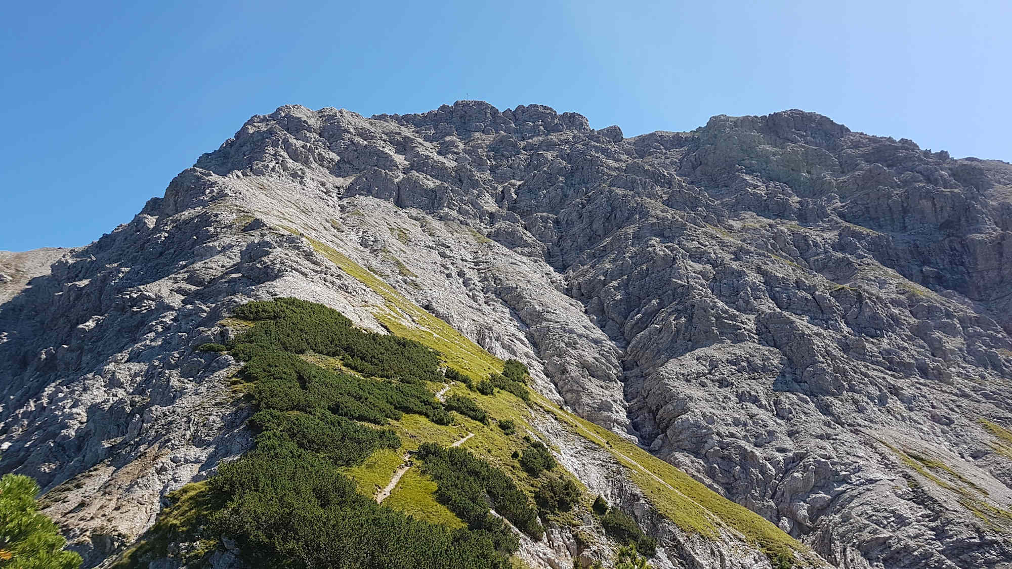 Blick auf das Gipfelkreuz Kreuzspitze