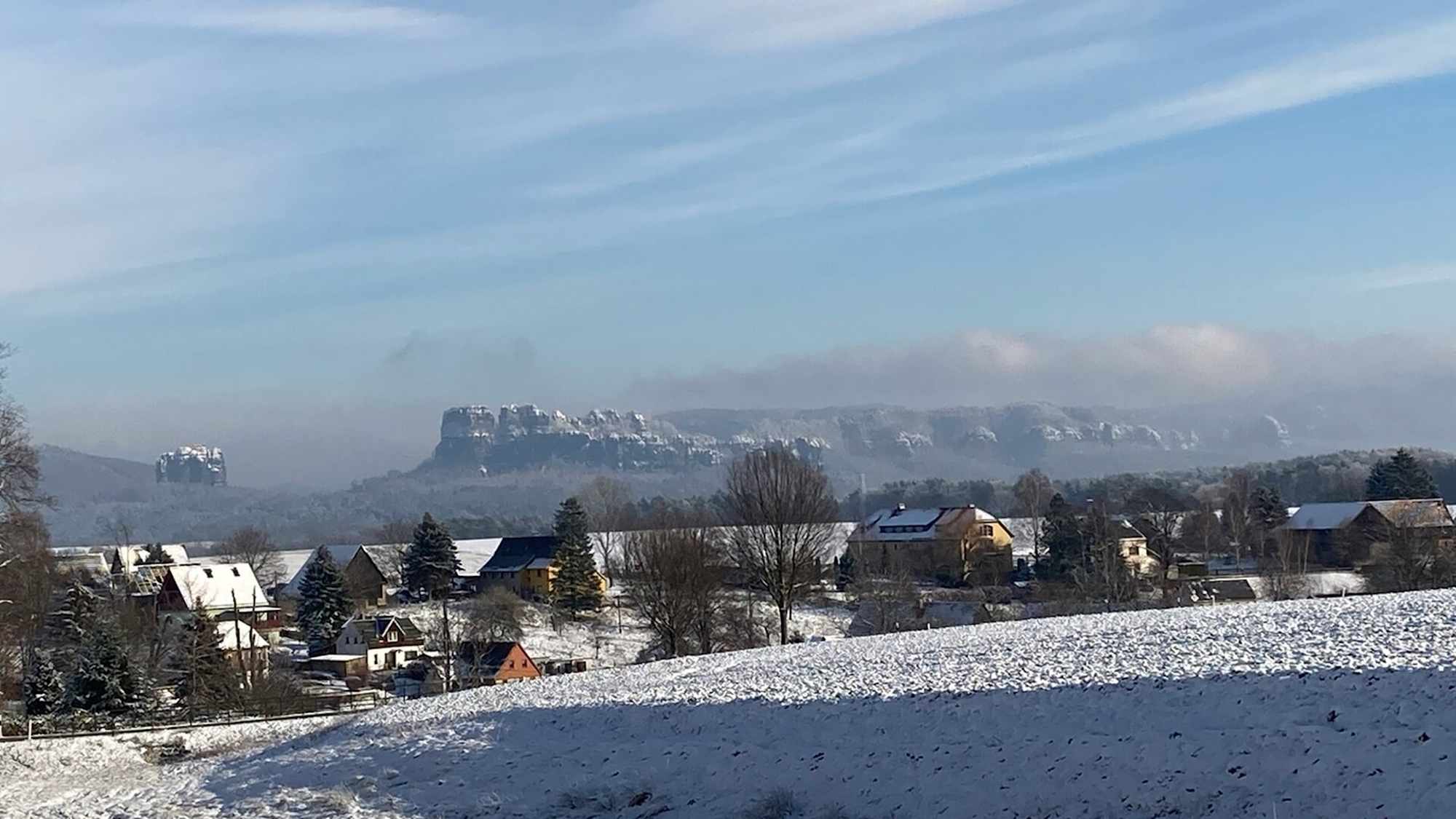 Kleinhennersdorf - Blick zu den Schrammsteinen