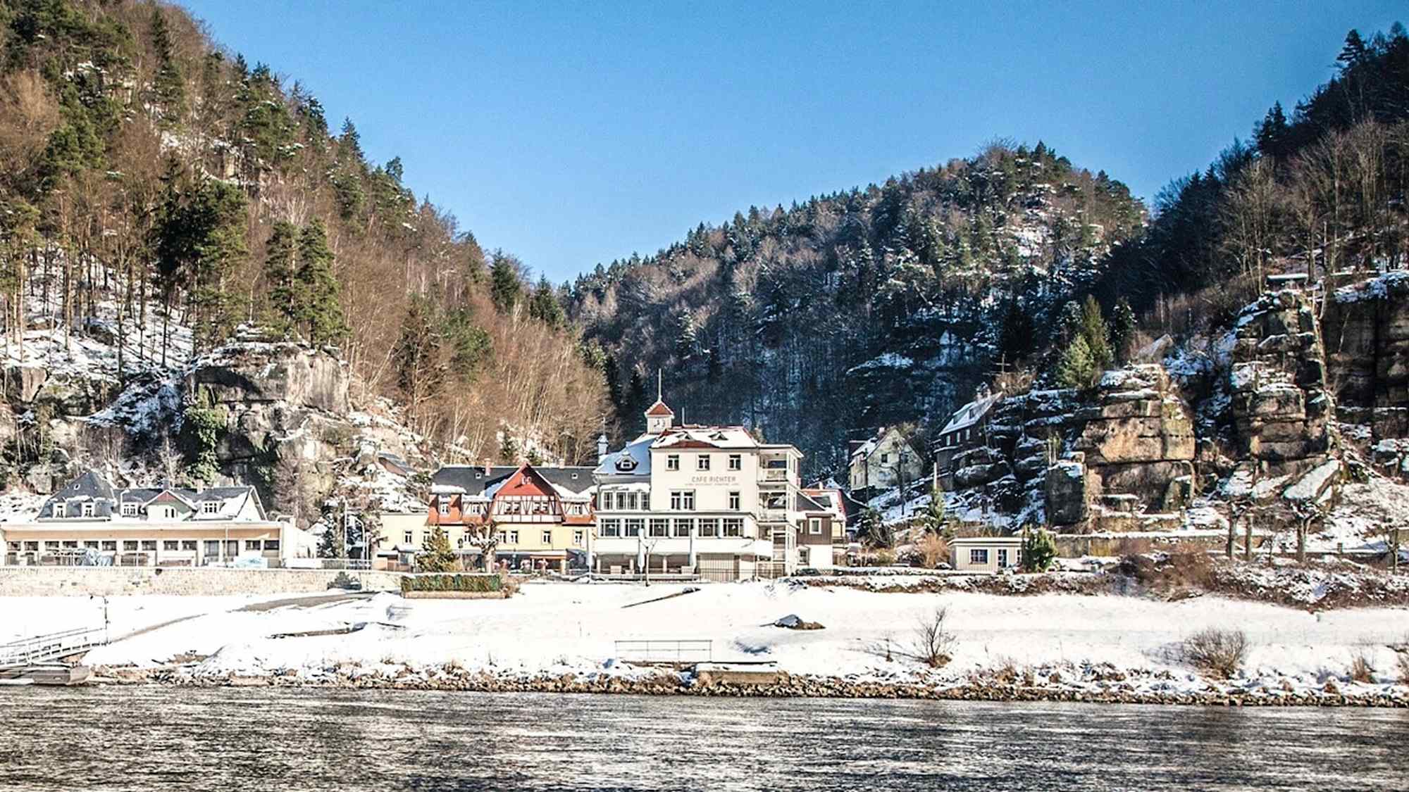 Blick auf Schmilka vom linkselbischen Elbufer aus
