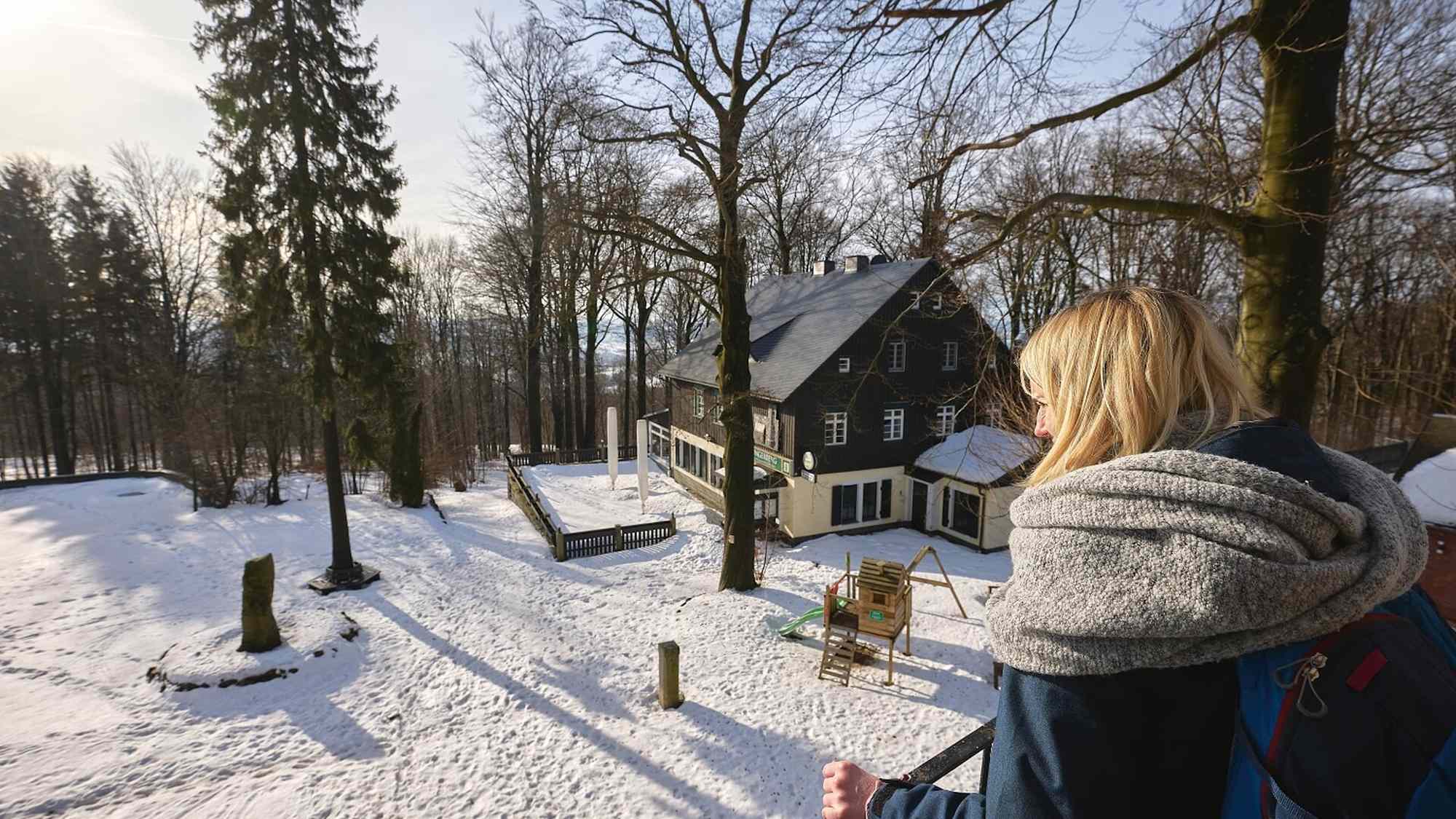 Blick auf die Ausflugsgaststätte am Ungerberg vom Turm aus