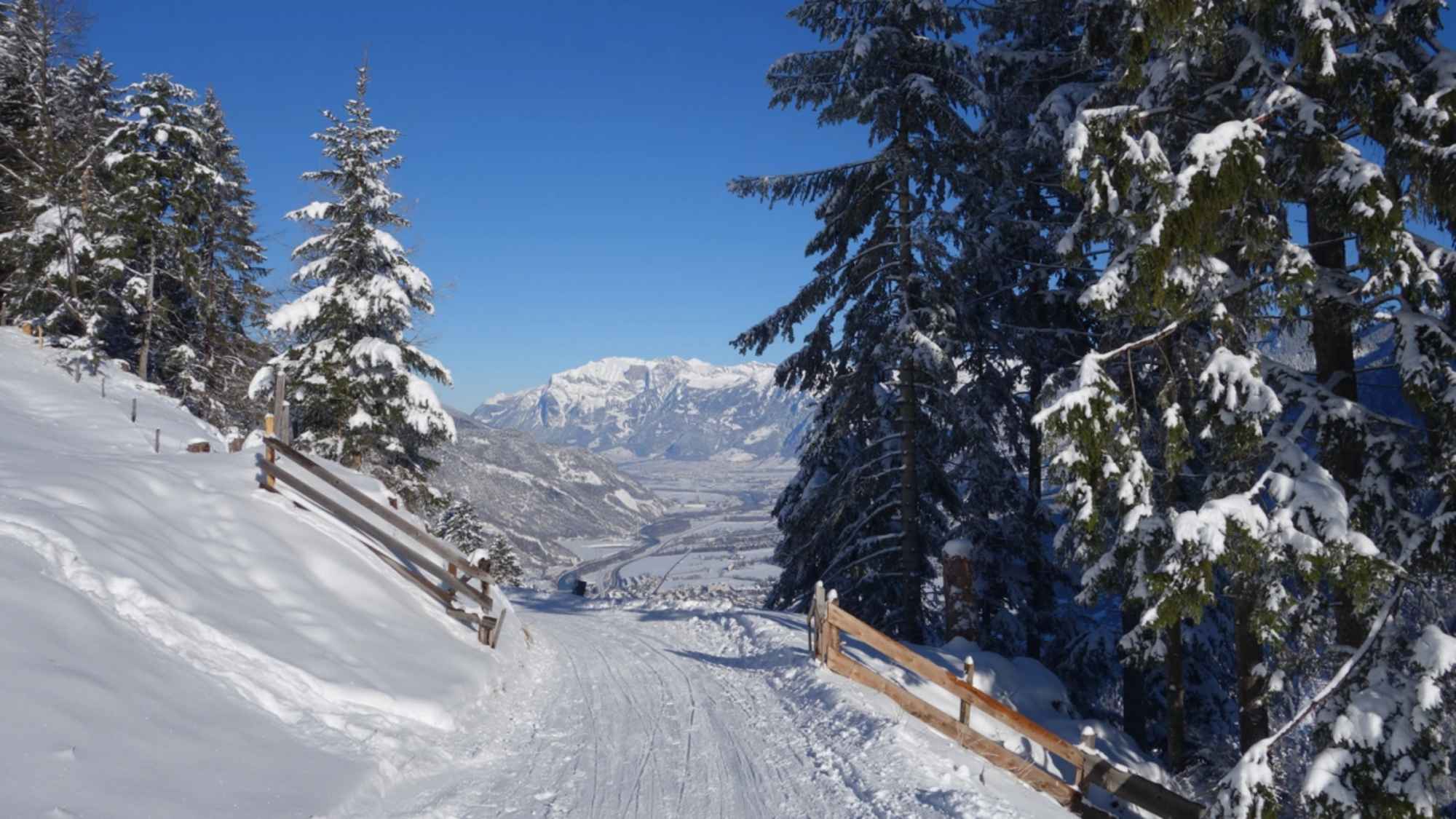 Der Winterwanderweg gibt immer schöne Ausblicke