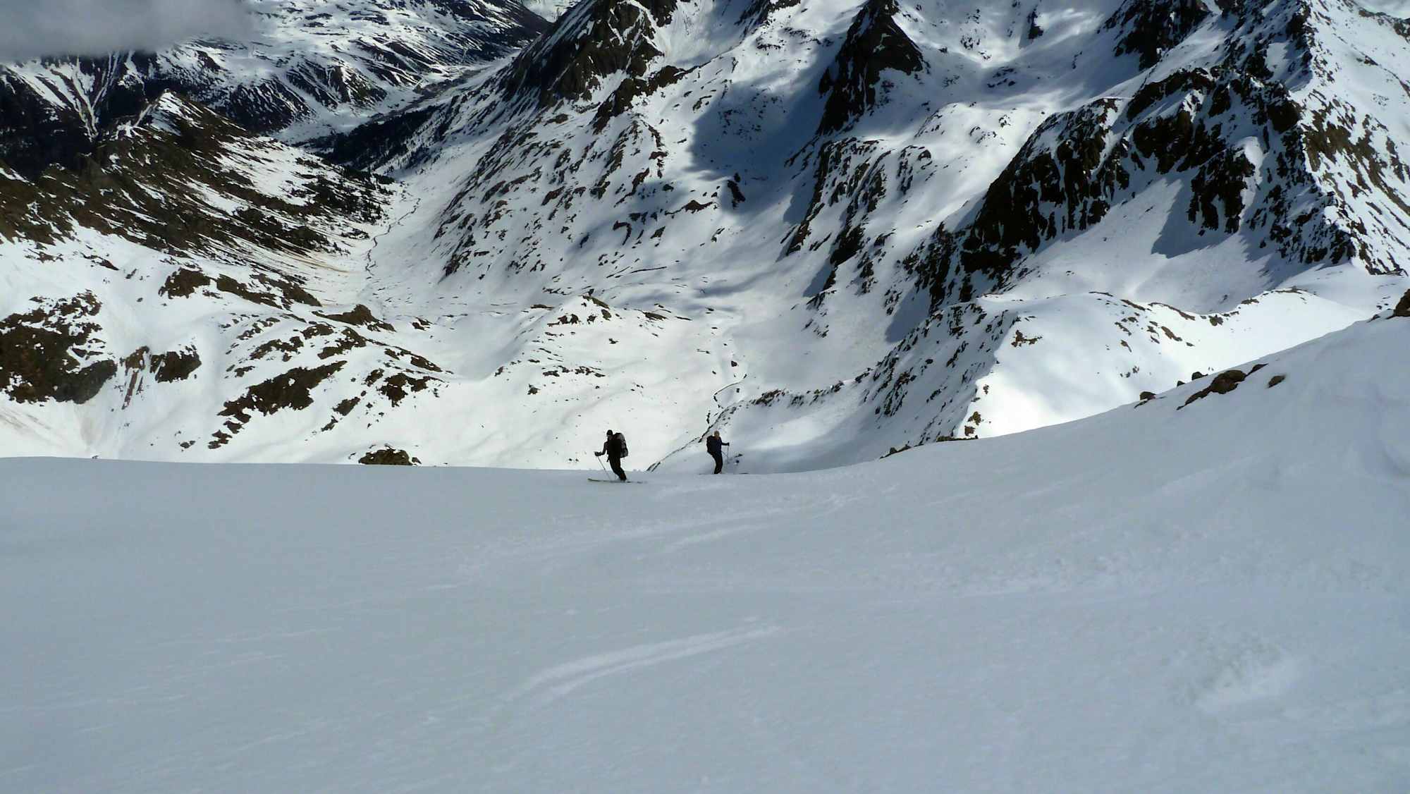 Schneereiche Seite des Tals