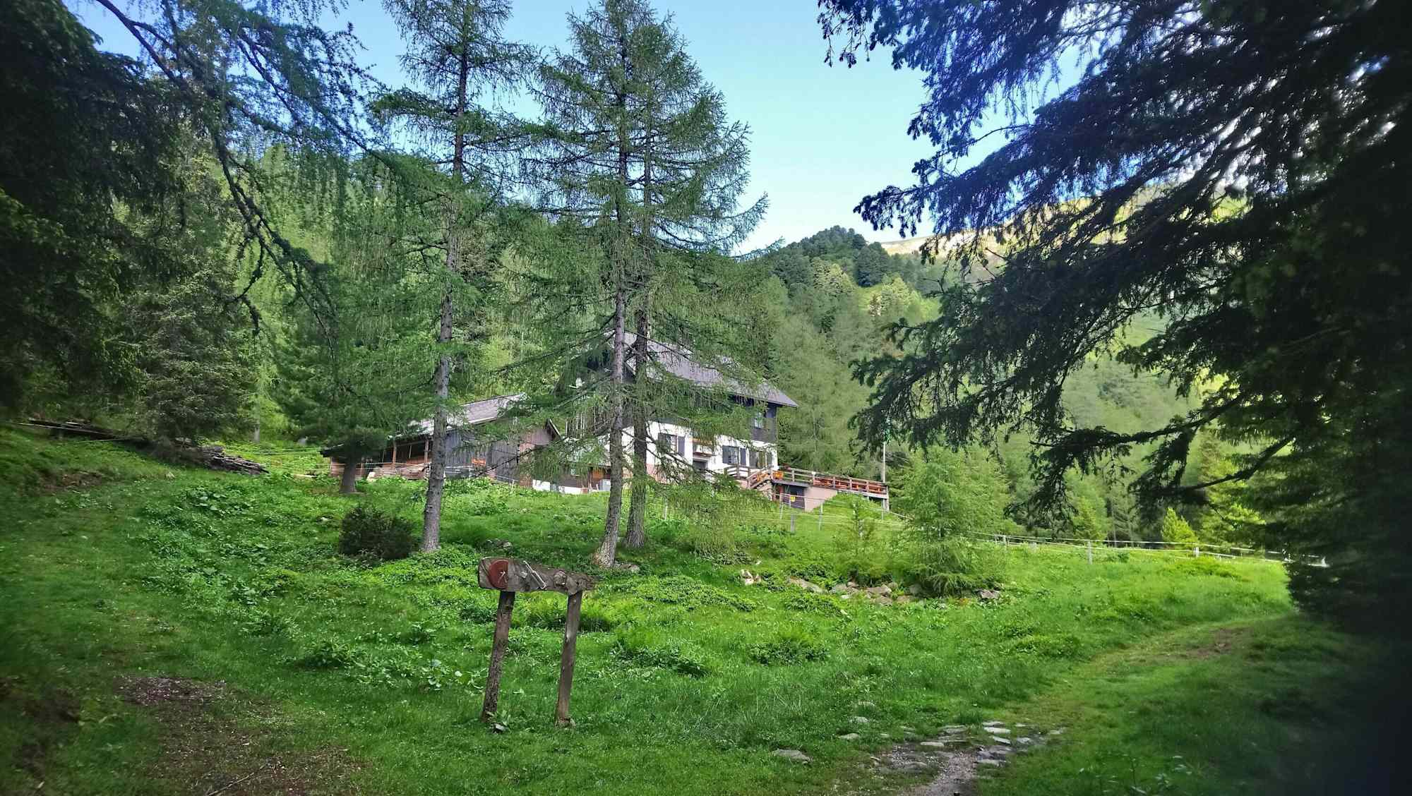 Die Rottenmanner Hütte zwischen Fichten und Lärchen