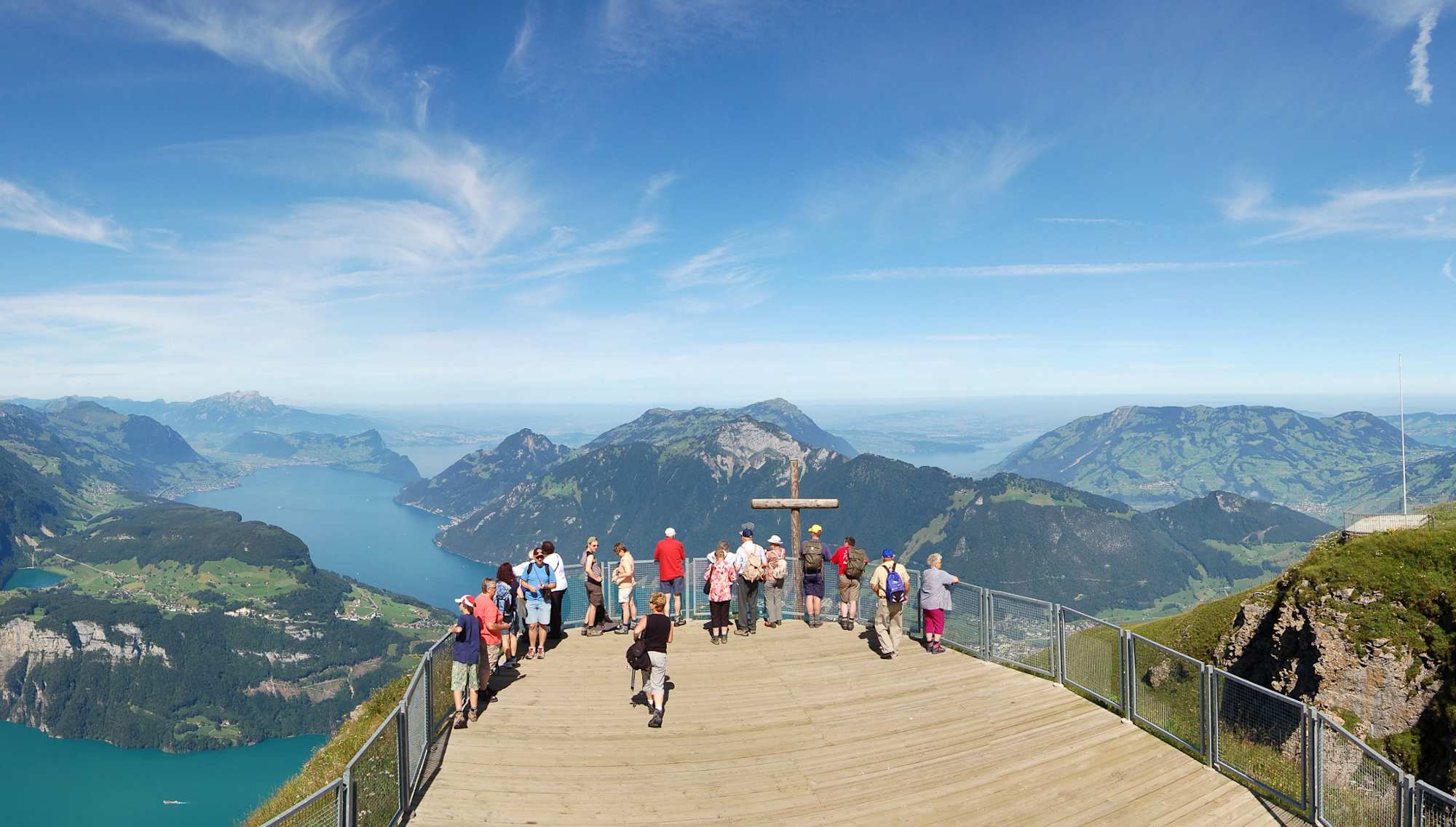 Grandiose Aussicht auf Berge und Seen