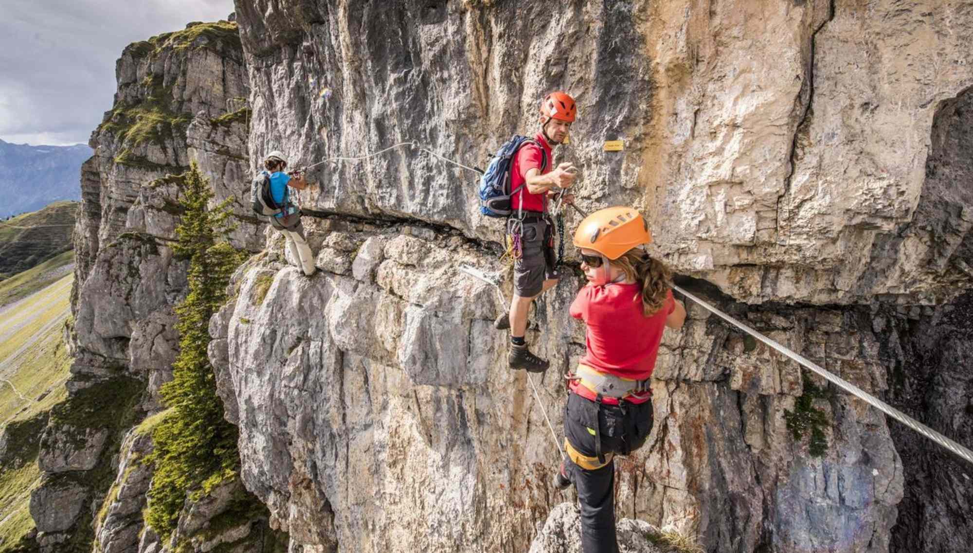 Neben Schwindelfreiheit erfordert der Klettersteig etwas Geschick