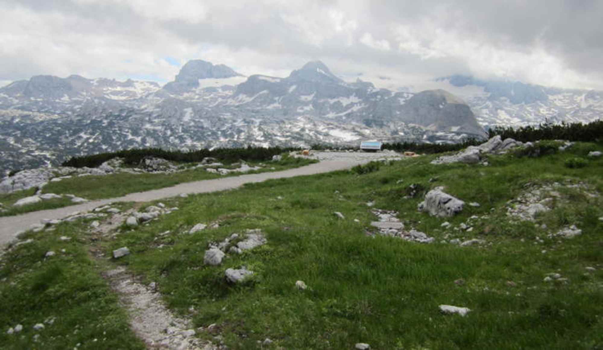 Schöne Aufnahme der Aussichtsplattfom Welterbeblick mit dem Dachstein im Hintergrund.