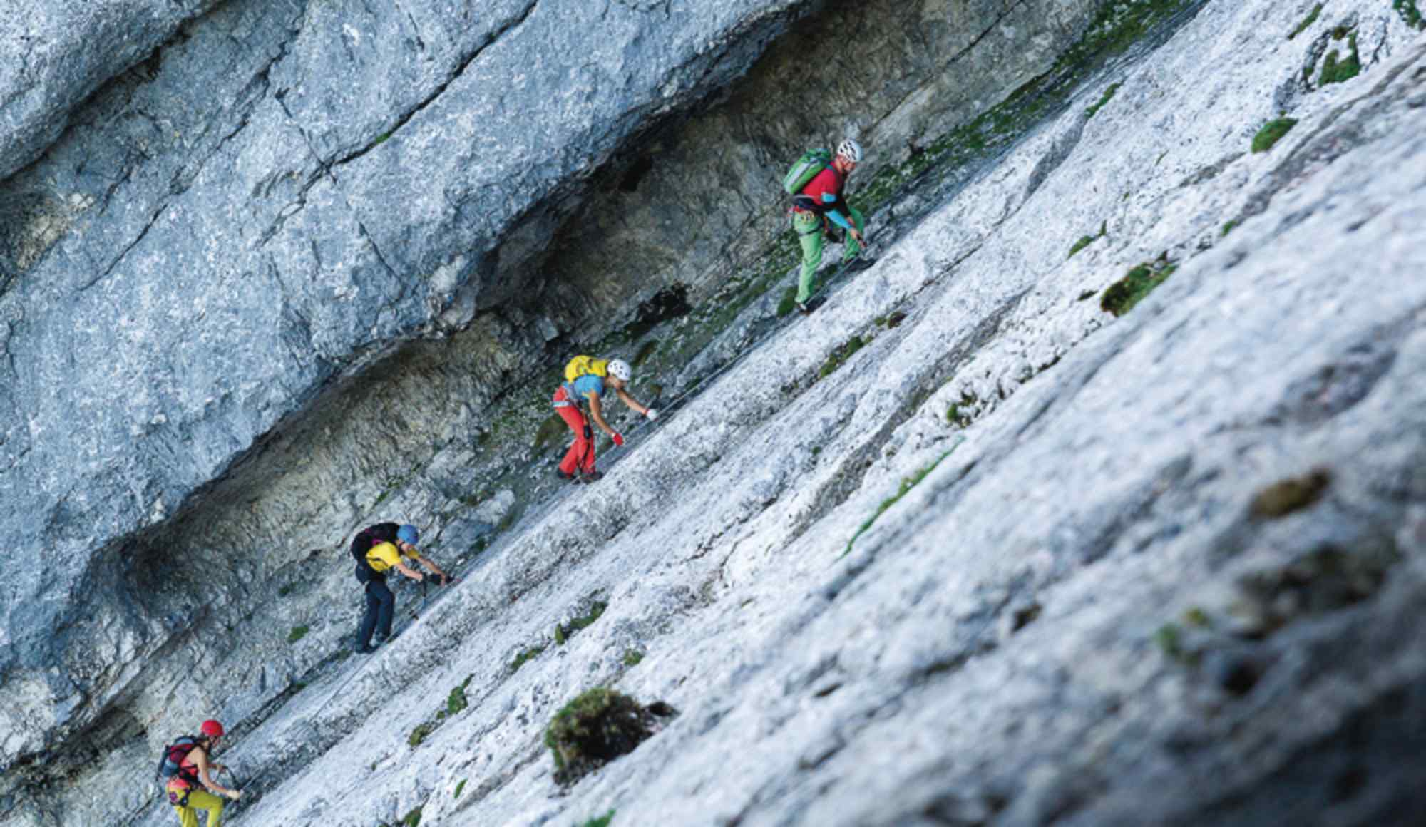 In einer Reihe am Seil, Klettersteig via Steinbock