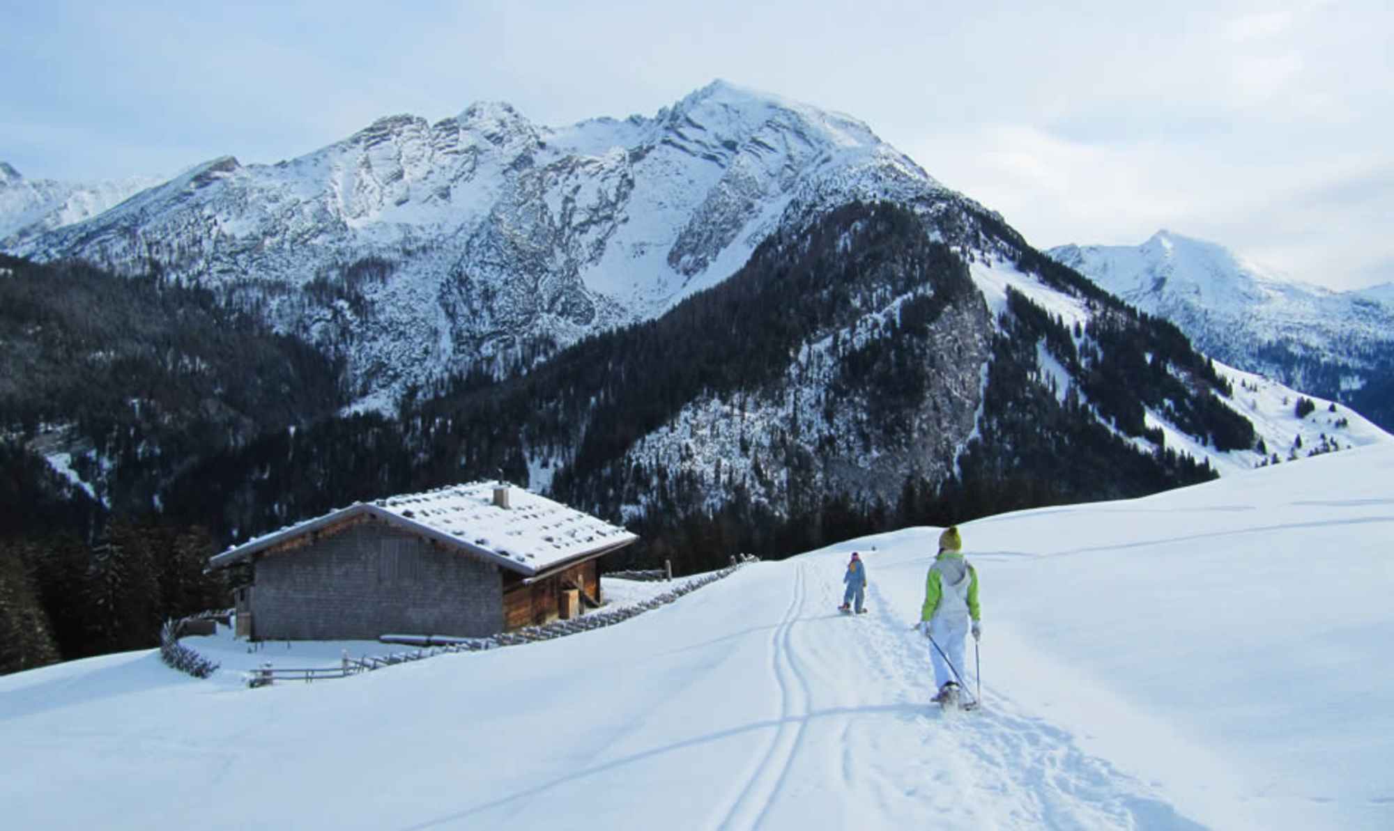 Mit Schneeschuhen über die Kallbrunnalmen im Naturpark Weißbach bei Lofer