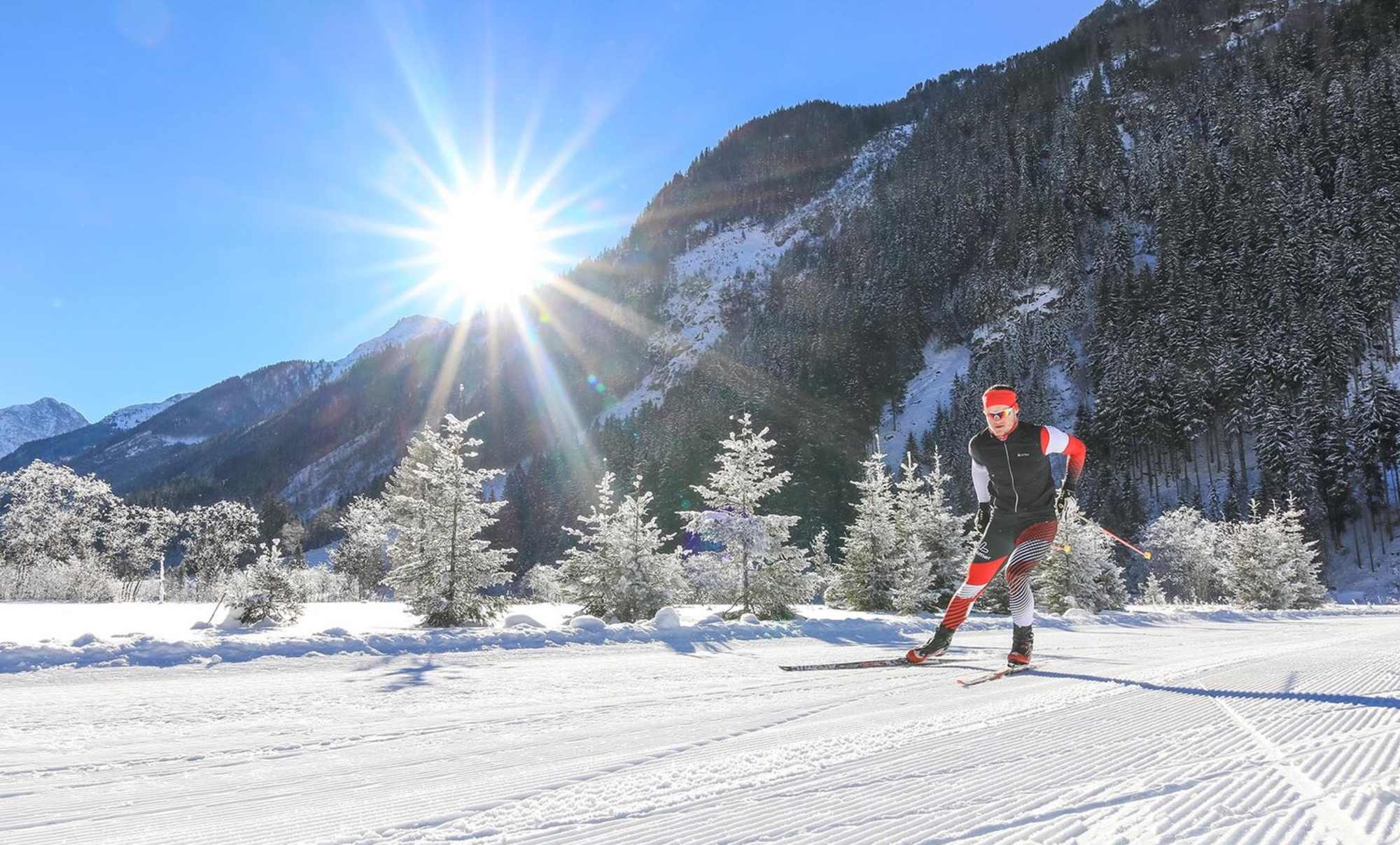 Ein sportlicher Langläufer auf der Tettermoor Loipe
