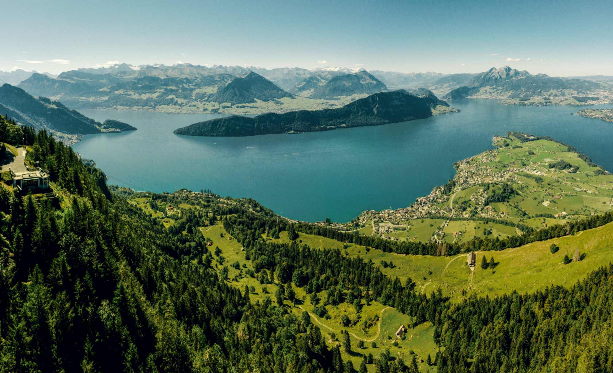 Tell-Trail Etappe 3 - Panoramabild von der Rigi aus beim Känzeli mit dem Vierwaldstättersee, Stanserhorn, Bürgenstock und Pilatus im Hintergrund