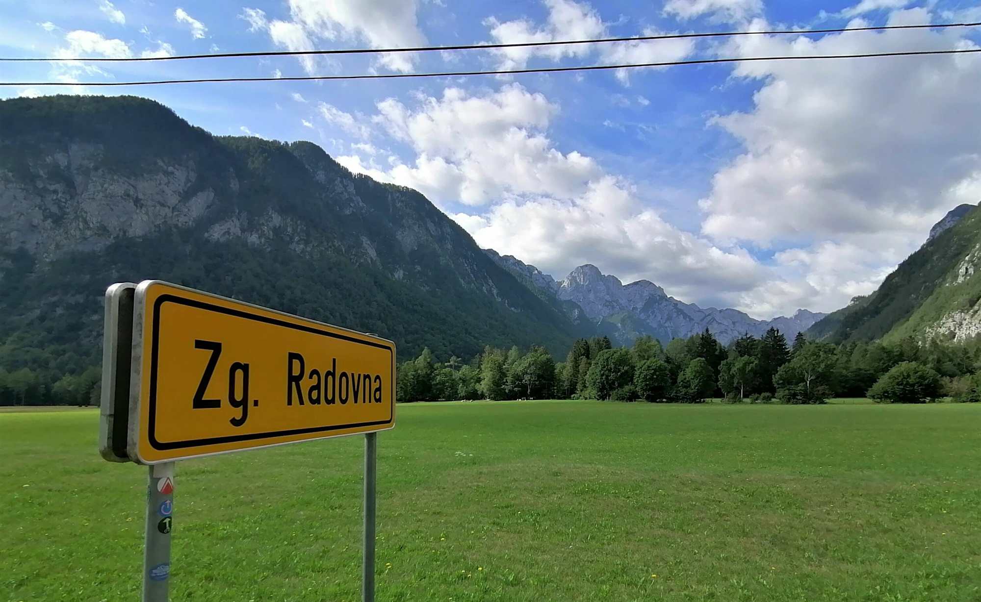 Blick von der Ortschaft Zgornja Radovna in die sich weitende Krma - dahinter der Debela peč und ganz hinten der Draški vrh