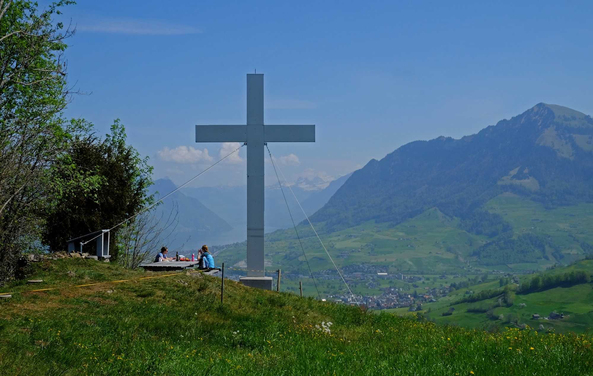 Zingel, Drachenflue Gipfelkreuz, rechts das Buochserhorn