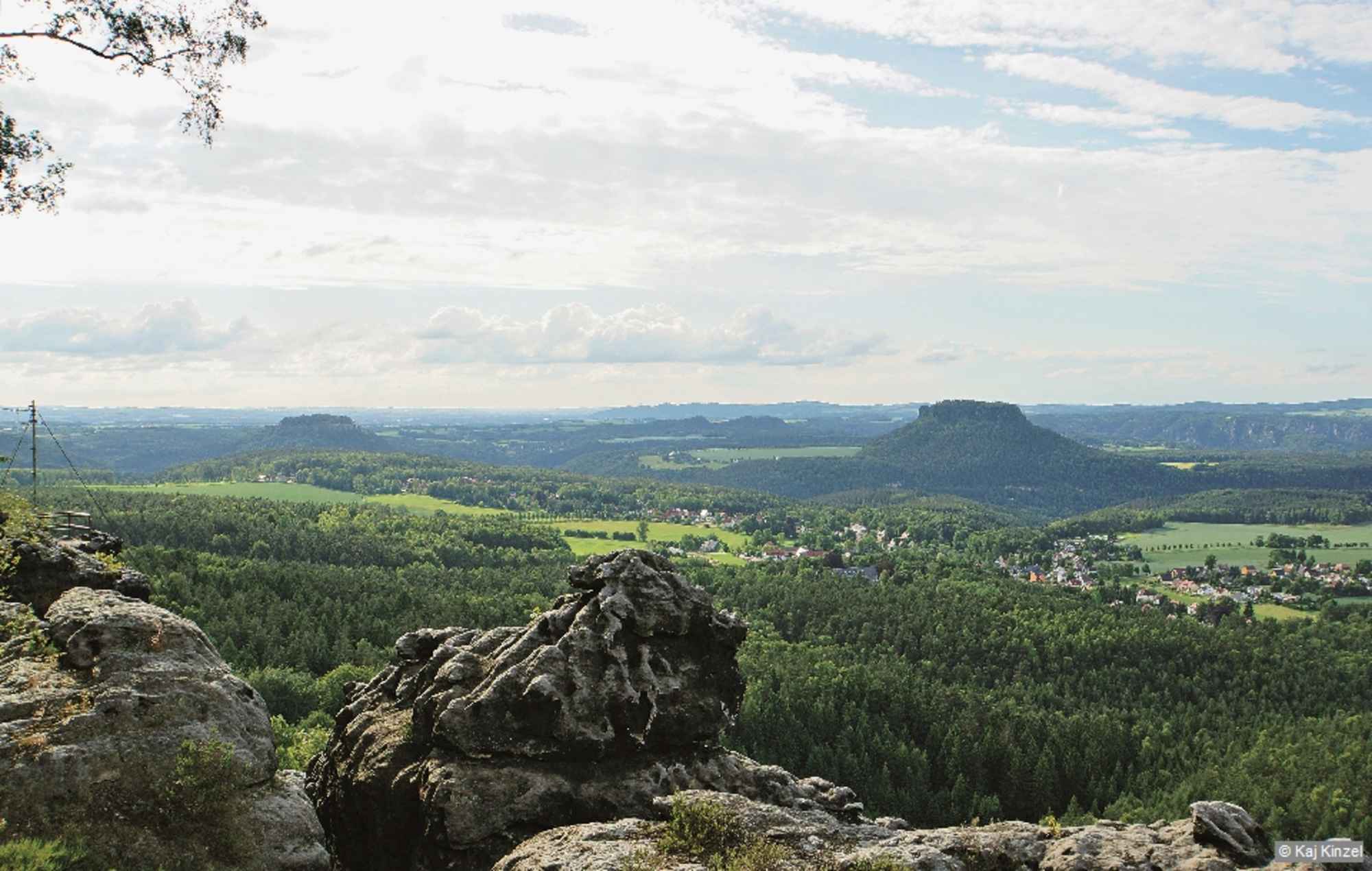 Blick vom Papststein zur Festung Königstein (li.) und Lilienstein (re.).