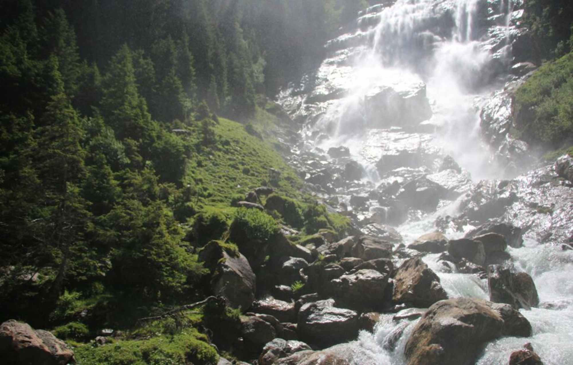 Sprühnebel des Grawa Wasserfalls im Stubaital