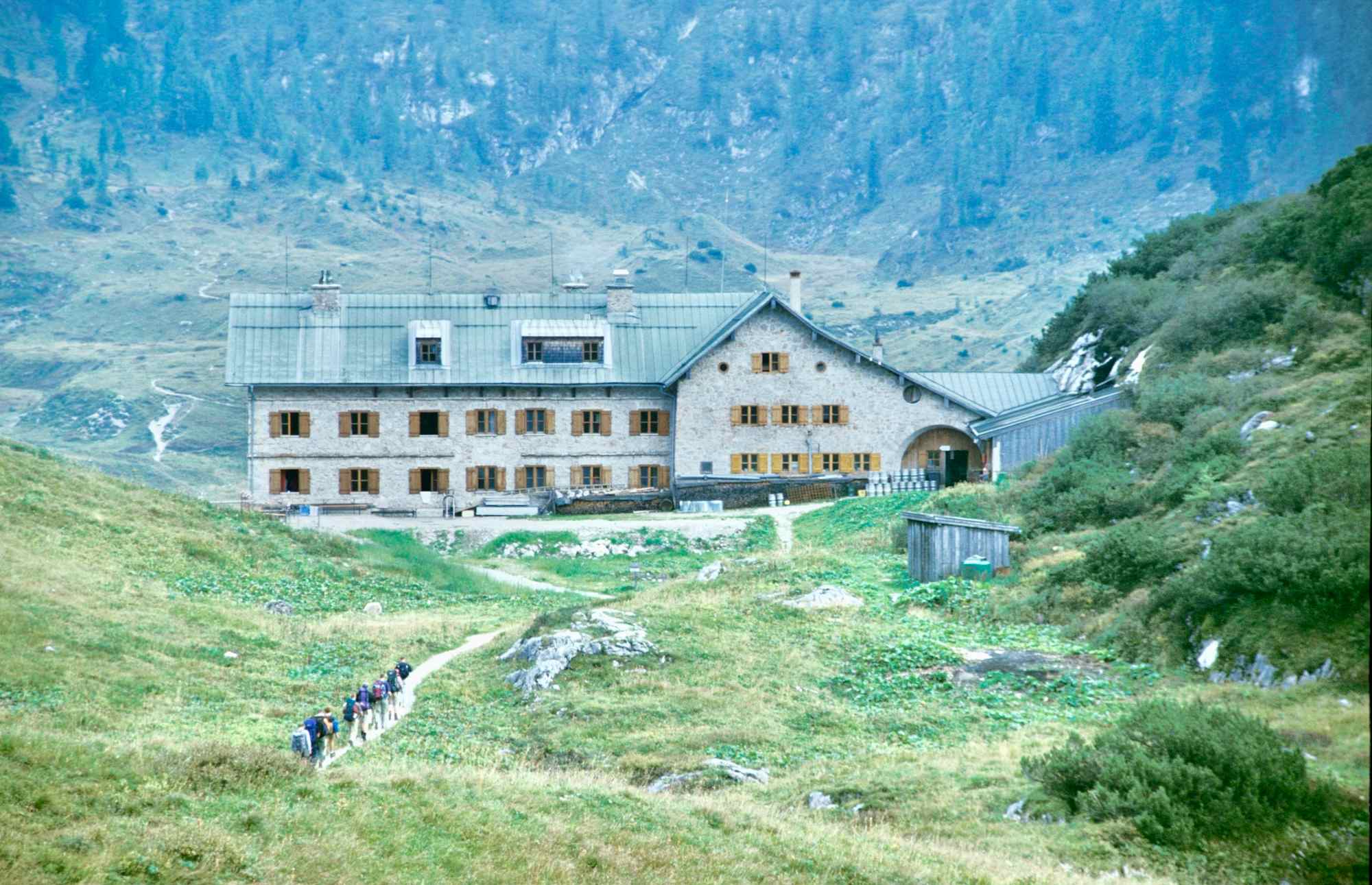 Das Kärlingerhaus befindet sich im Nationalpark Berchtesgaden in Deutschland.