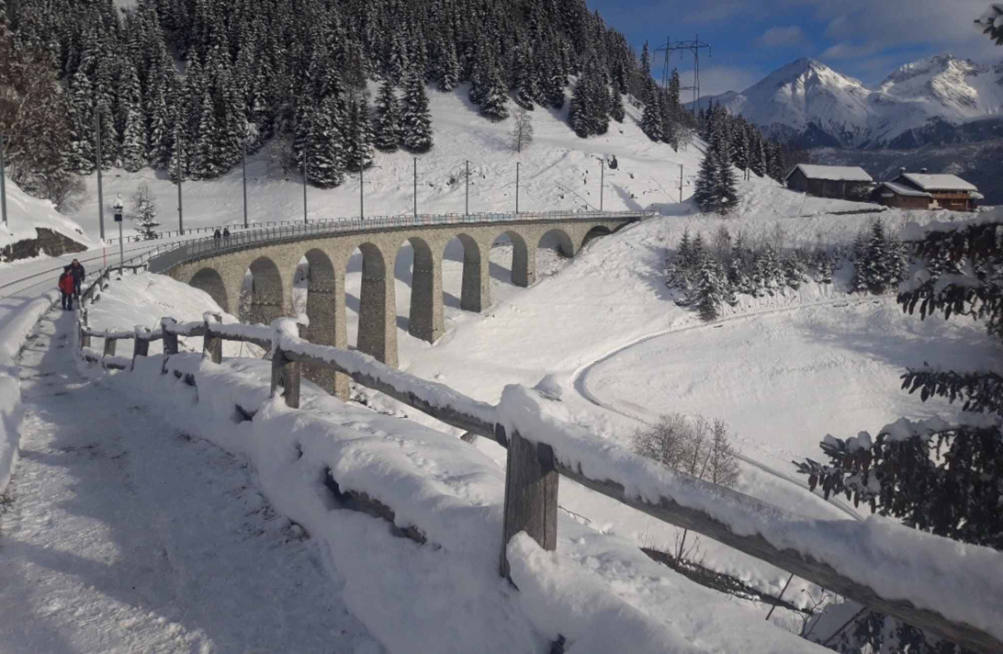 Über den Viadukt in Bugnei