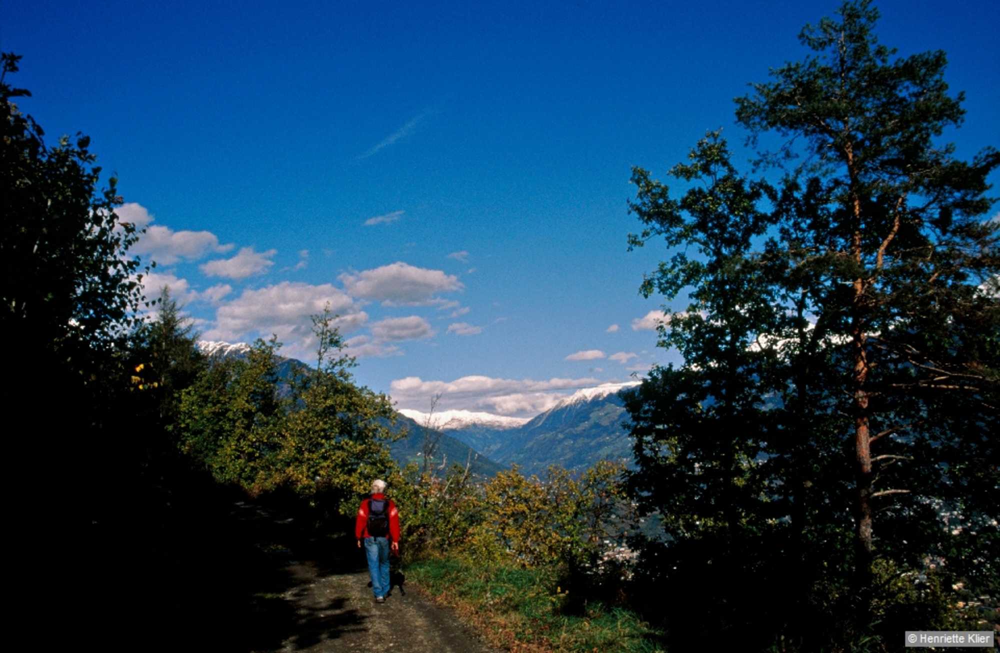 Wolkenstimmung auf dem Marlinger Höhenweg.
