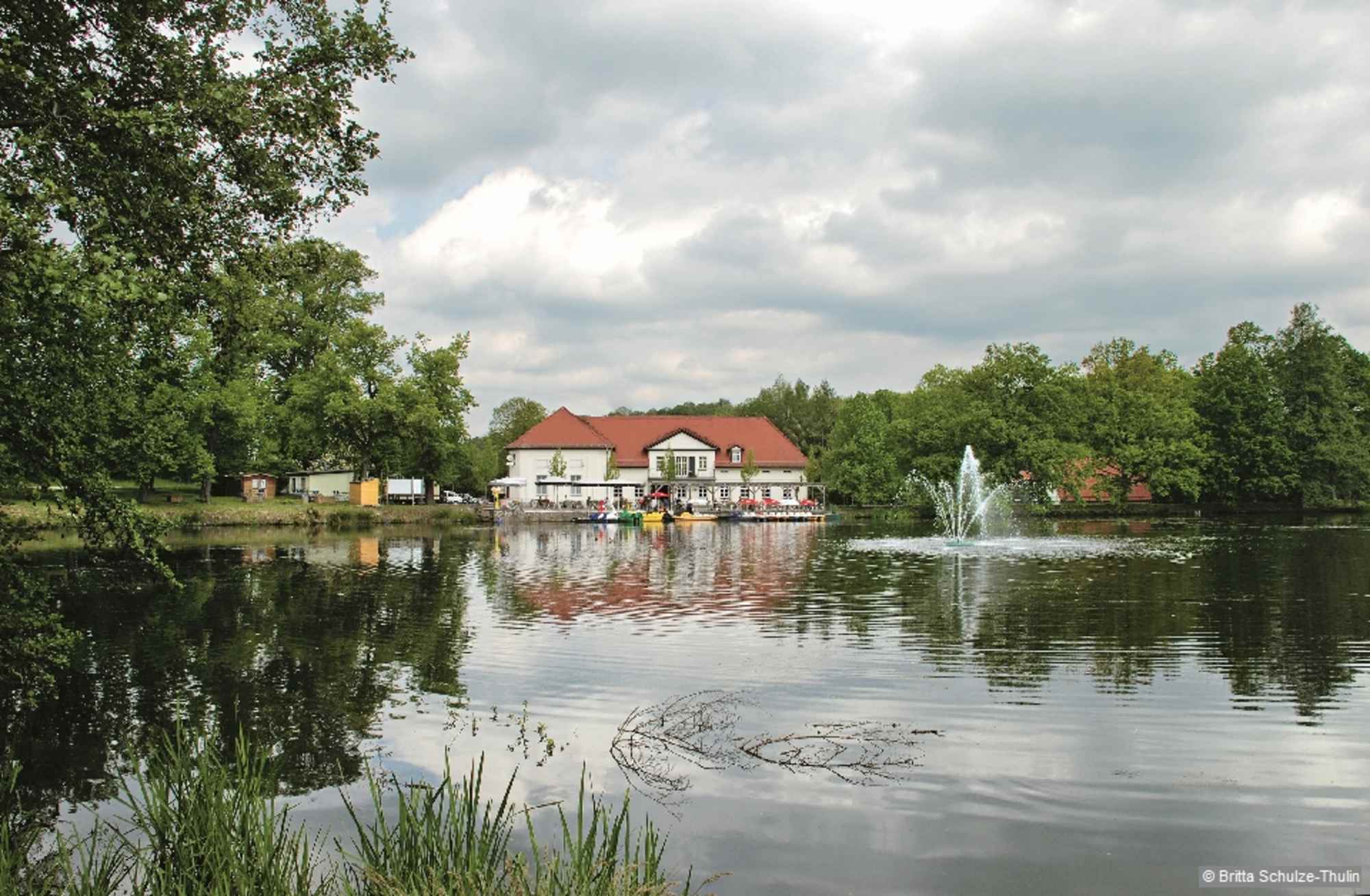 Lindenteich. Vor dem Lindenteich halten wir uns rechts, gehen am Geländer entlang und danach links in den Fußweg.