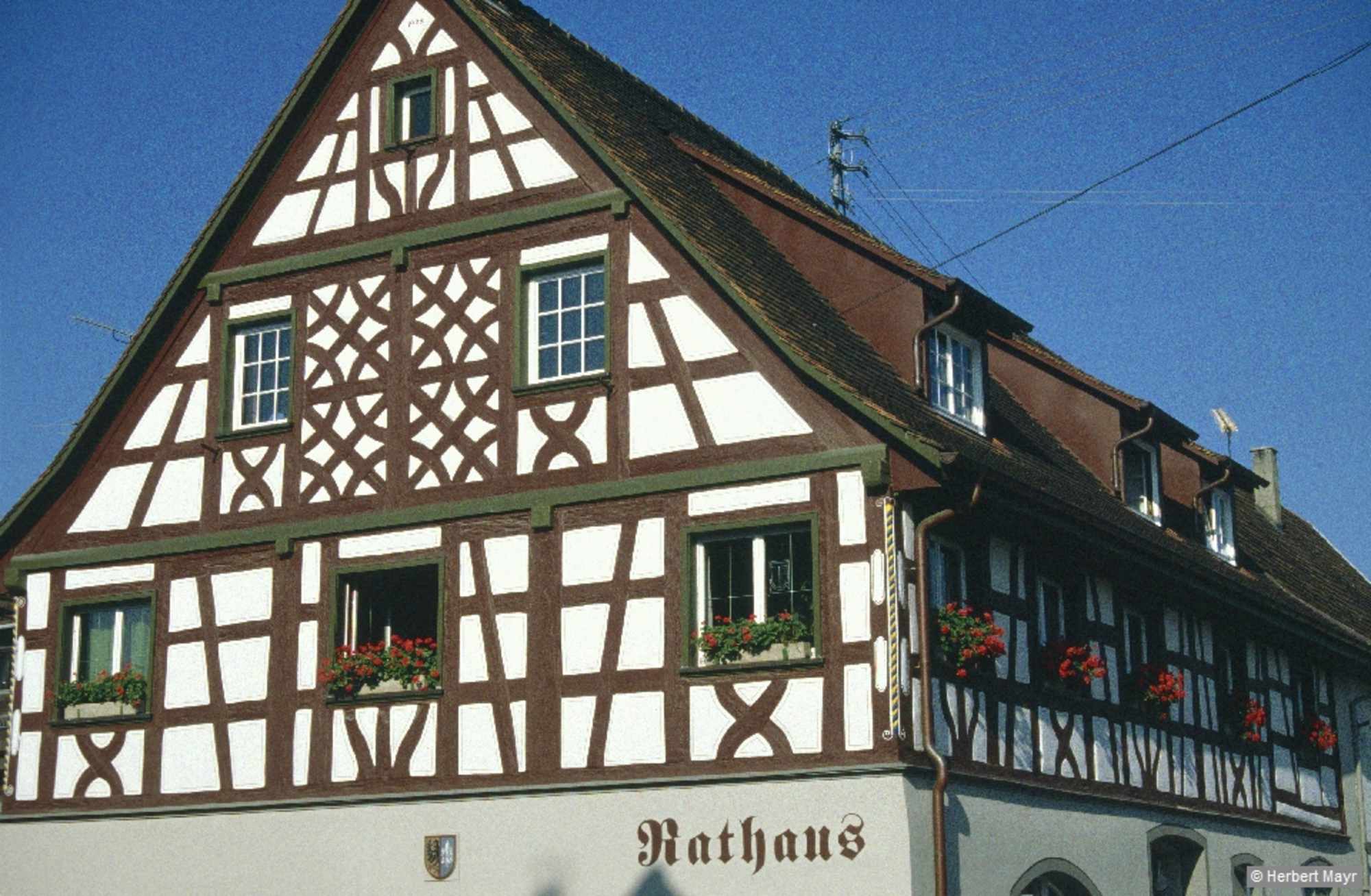 Eine kaum befahrene, schmale Straße trägt uns durch ein reizvolles Trockental nach Eigeltingen.
