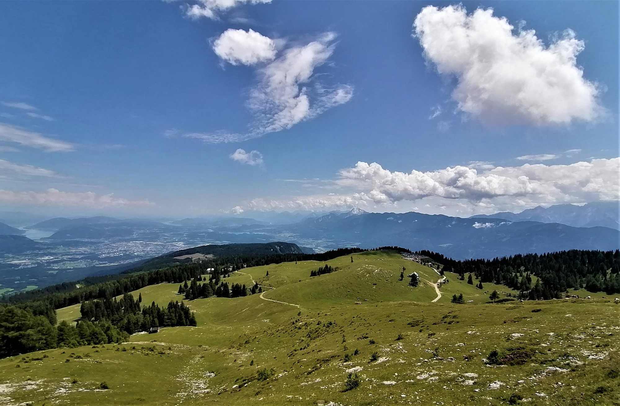 Roßtratte (re.), Mittagskogel, Faaker See, Wörthersee, Ossiacher See und Villach