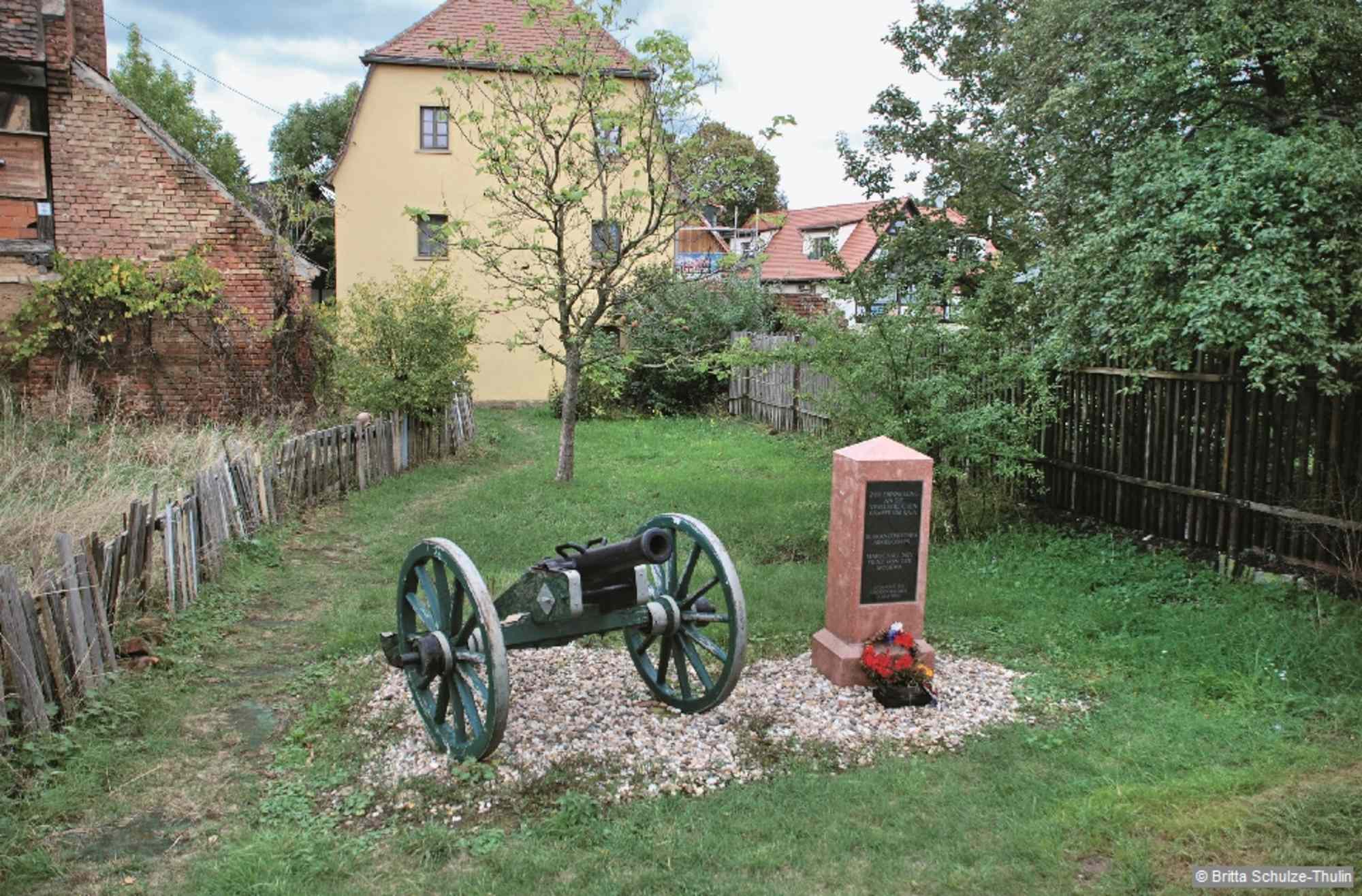 Gedenkstätte in Kaja an die napoleonische Schlacht bei Großgörschen 1813, dahinter das Marschall-Ney-Haus.