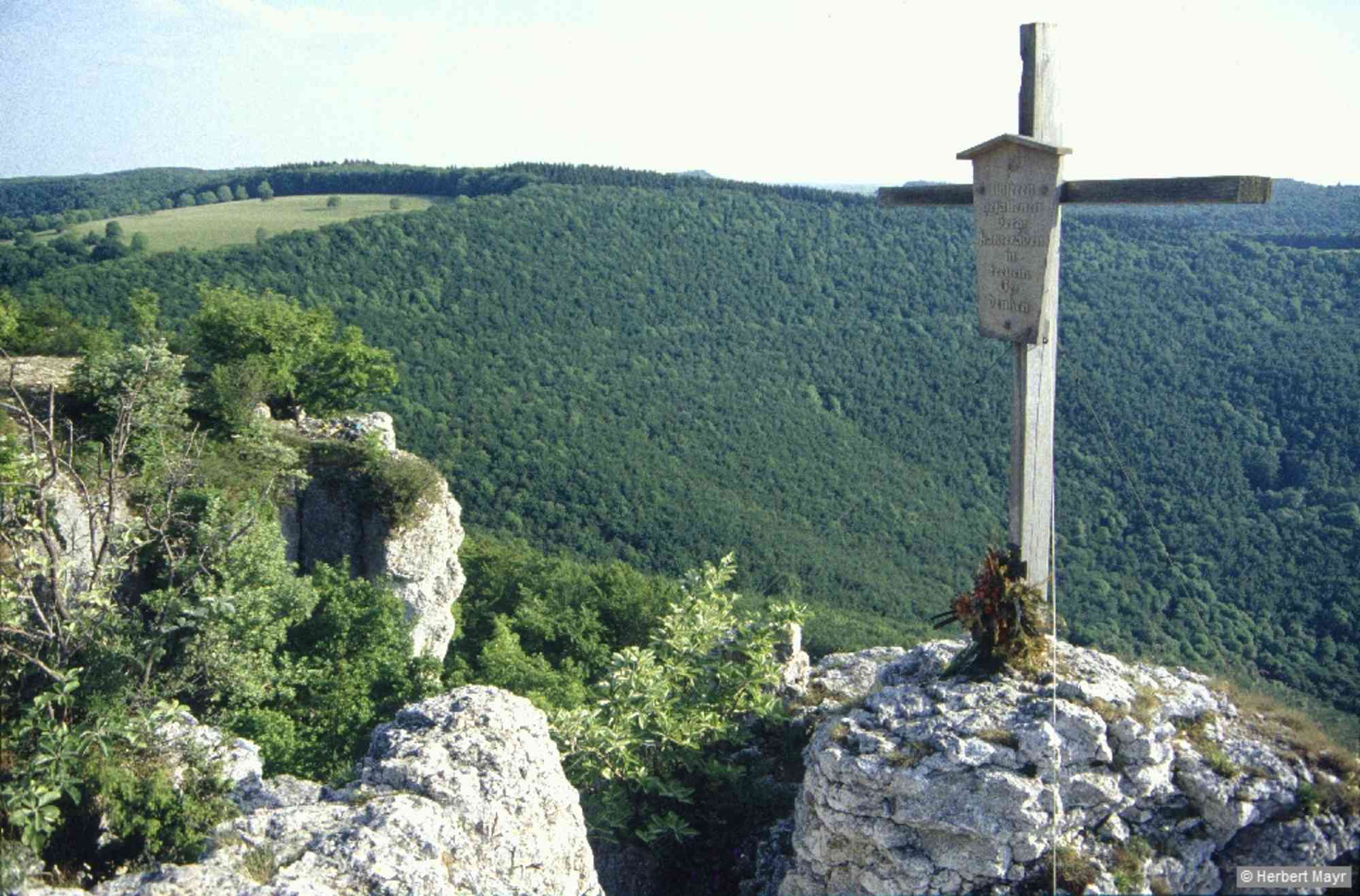 Ein Wanderpfad leitet uns nun hinauf zum vorgeschobenen Gipfel des Wackersteins, der auch bei Kletterern sehr beliebt ist.