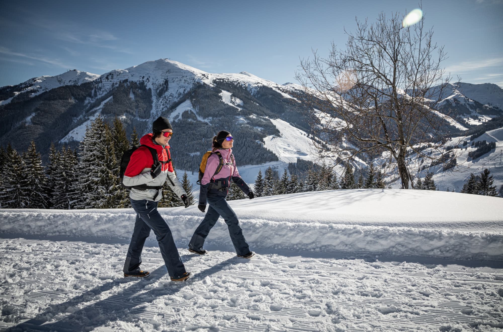 Die Winterwanderung zum Bergstadl führt durch die verschneite Winterlandschaft der Kitzbühler Alpen.