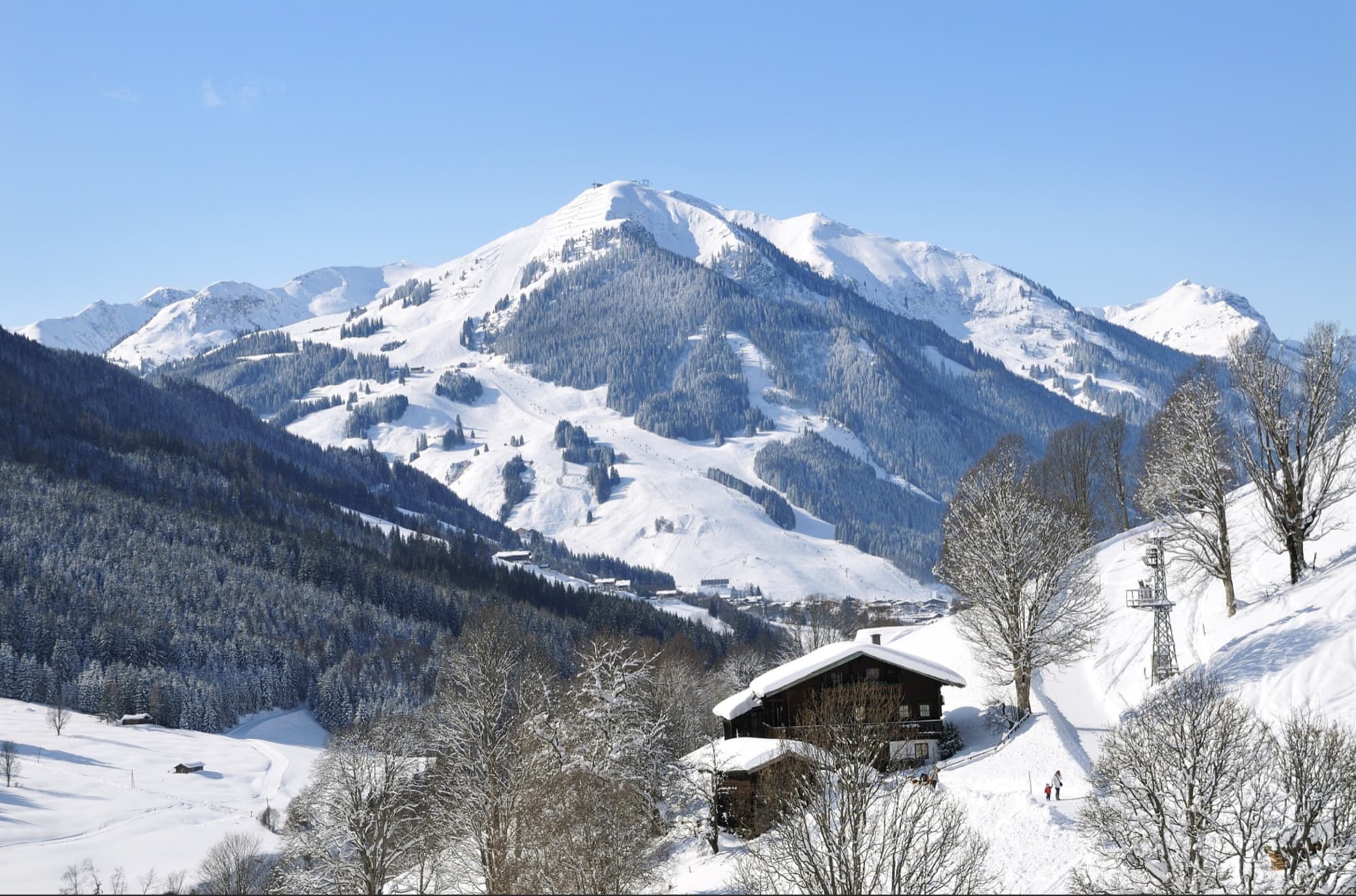Auf der Winterwanderung von Saalbach nach Eberharten hat man eine fantastische Aussicht auf das Glemmtal und die Kitzbühler Alpen.